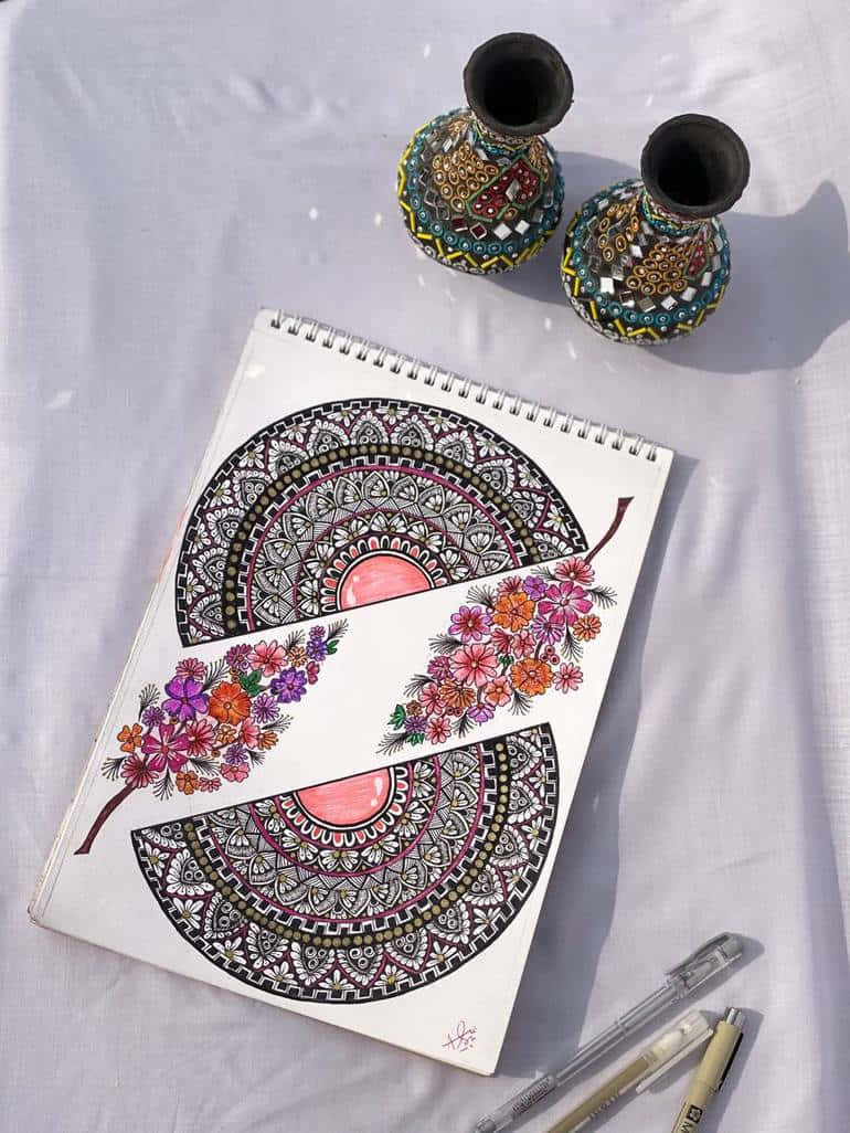 一本帶有花卉圖案的筆記本和一支筆 壁紙