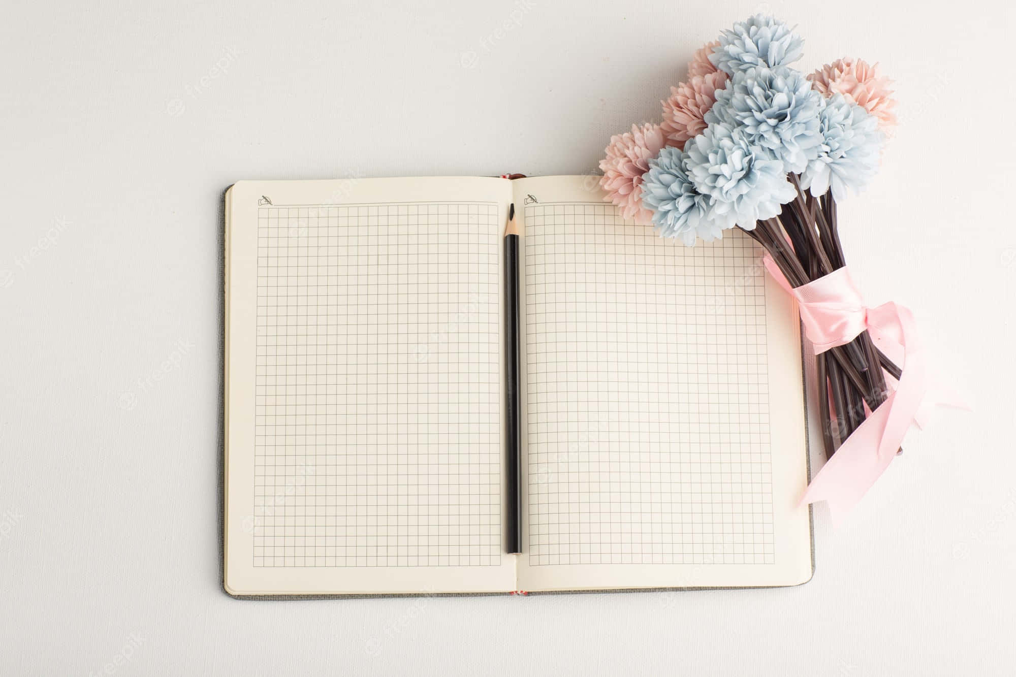 Diary 桌布 壁紙 — 一本打開的方格筆記本和鉛筆放在一束用粉紅色絲帶綁著的粉藍色和粉紅色菊花旁邊。