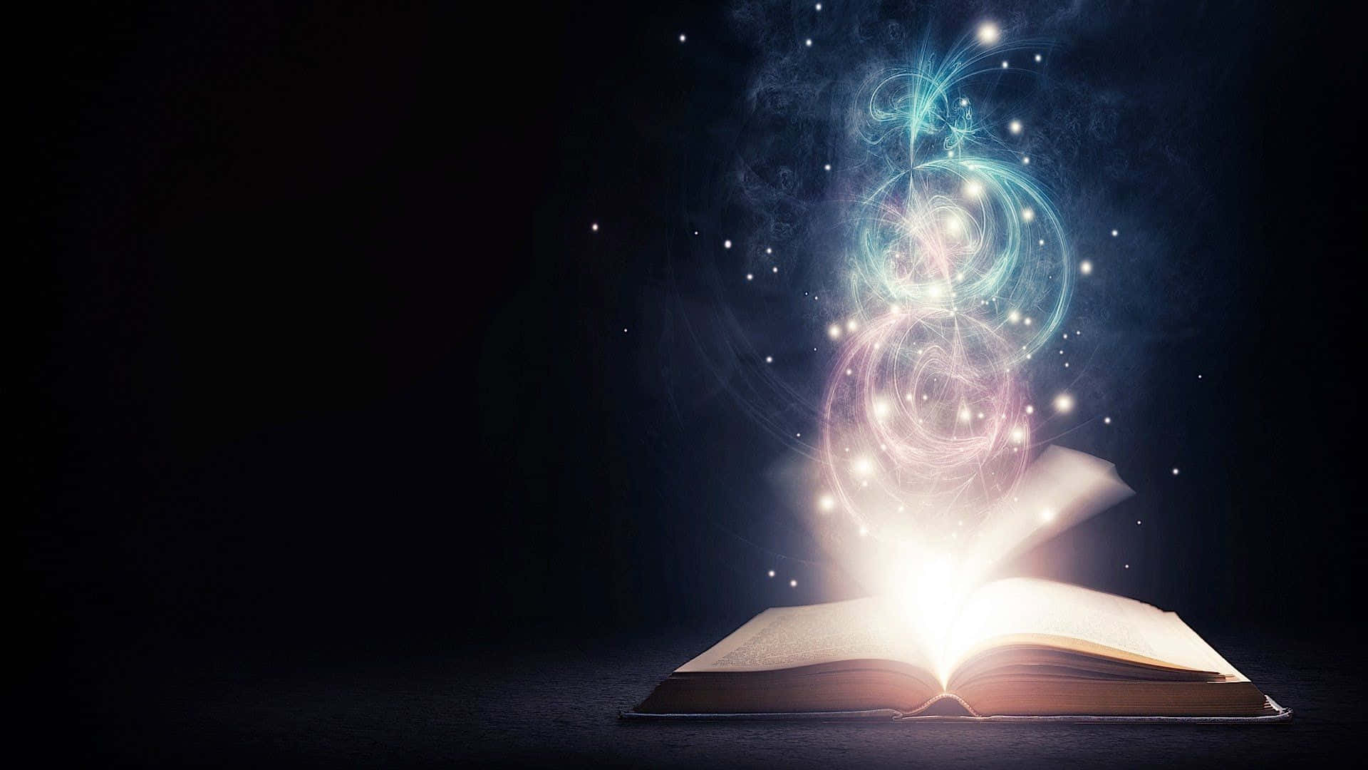 魔法 桌布 壁紙 — 一本打開的書在黑暗背景中散發出發光的魔法漩渦和閃爍的粒子。