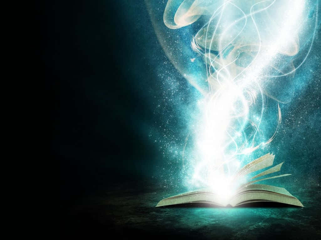 魔法 桌布 壁紙 — 一本打開的書在黑暗背景中散發出耀眼的藍白色能量和旋轉的宇宙粒子。