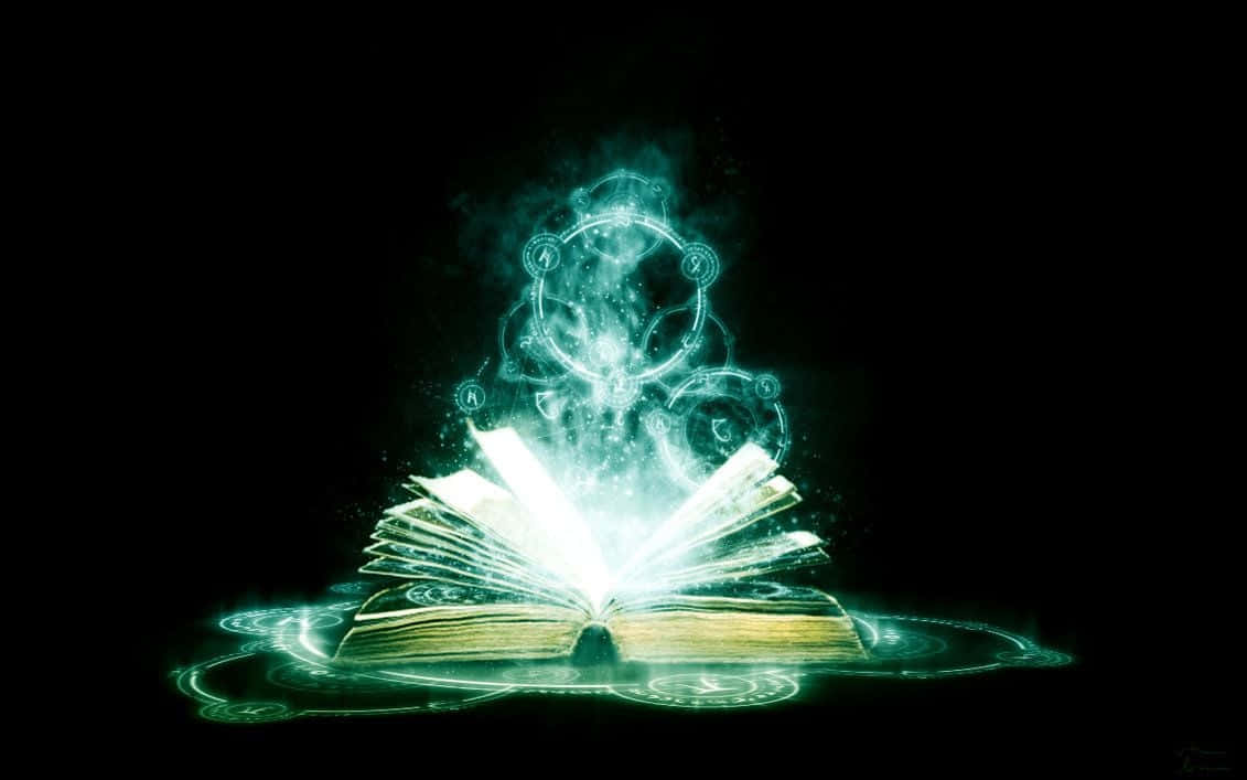  壁紙 — 一本打開的書在黑色背景上發出發光的綠色魔法符號和旋轉的能量。