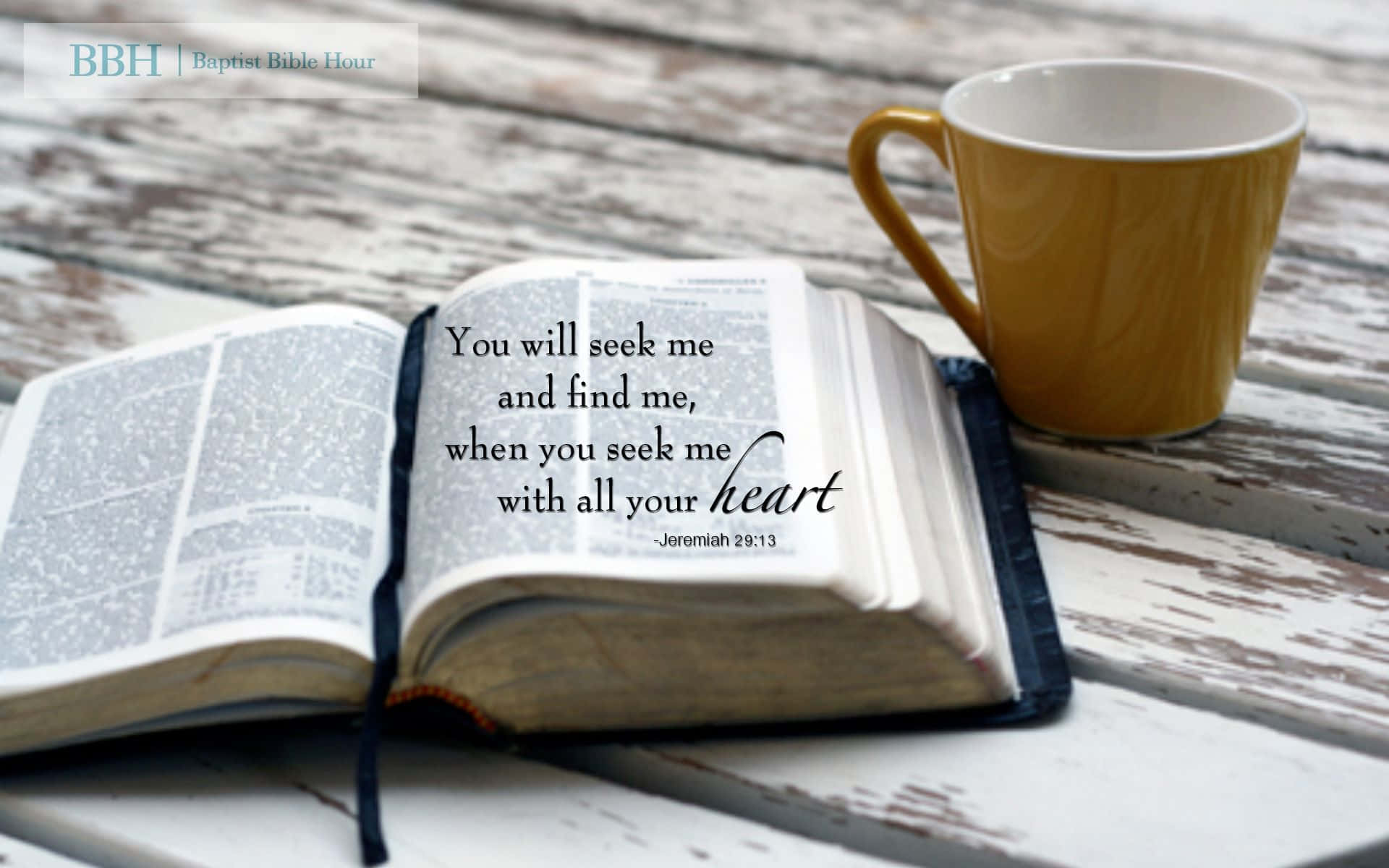 Bible Study 桌布 壁紙 — 一本打開的聖經，帶有突出顯示的經文，放在一張風化的木桌上，旁邊有一個黃色馬克杯。