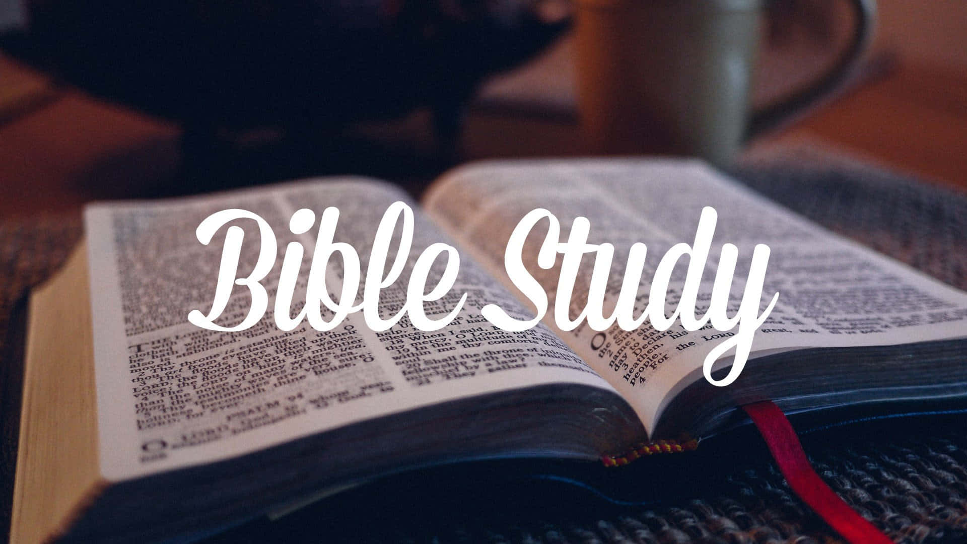 Bible Study 桌布 壁紙 — 一本打開的聖經放在編織表面上，旁邊有一個杯子，並以白色字體疊加「聖經研讀」字樣。