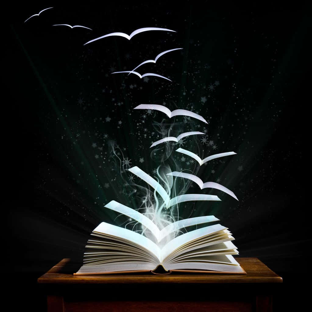books 桌布 壁紙 — 一本放在木桌上的打開的書散發出發光的書頁，這些書頁變成飛鳥，背景是繁星點點的夜空。