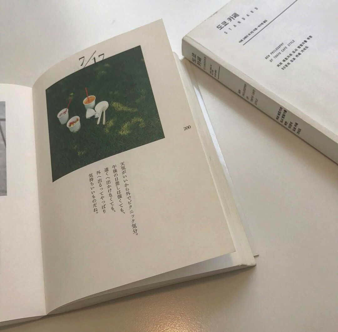 一本有花朵圖案的書，以及另一本同樣有花朵圖案的書 壁紙
