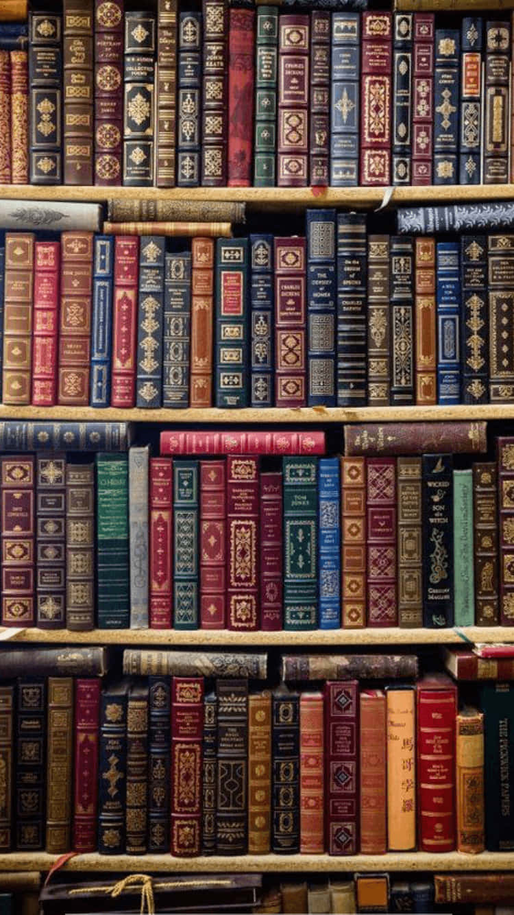 一排排金色壓印書脊的復古書籍放在木質書架上。