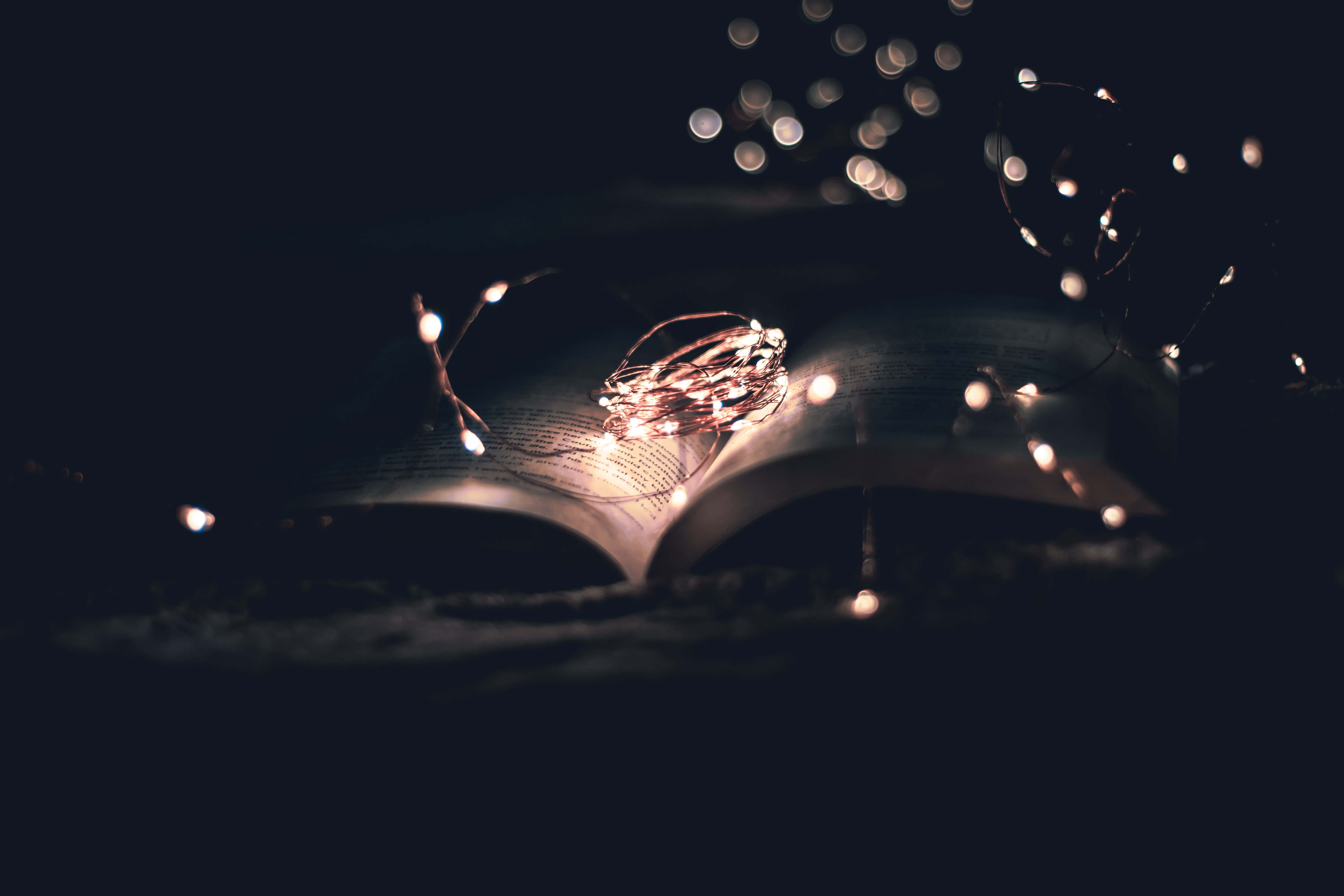 一本發光的書 壁紙