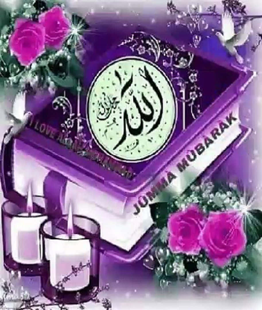 Jumma Mubarak 桌布 壁紙 — 一本發光的紫色書，帶有阿拉伯書法和「Eid Mubarak」文字，周圍環繞著粉紅玫瑰和點燃的蠟燭。
