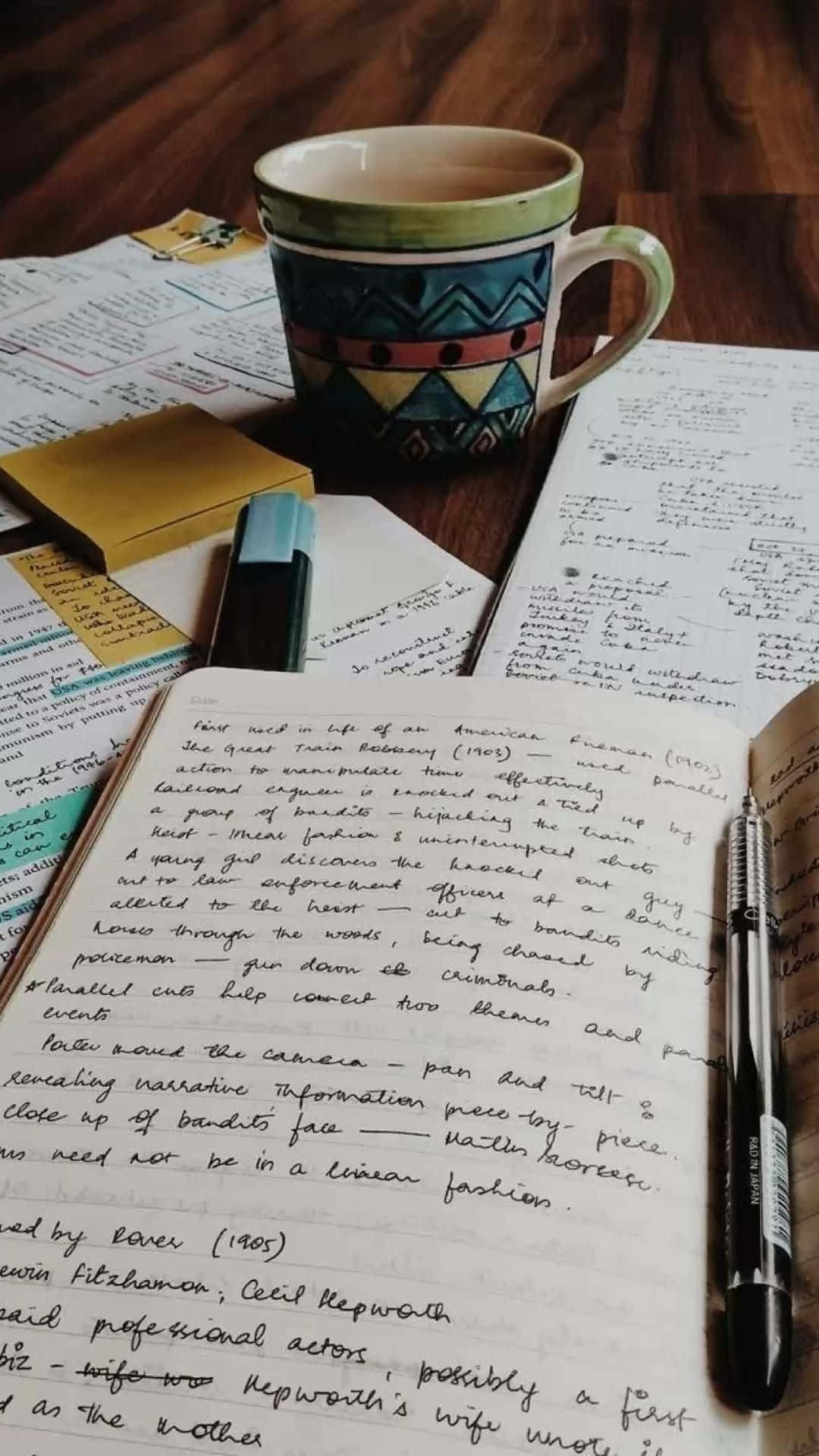 一本筆記簿配上一杯咖啡和一支筆 壁紙