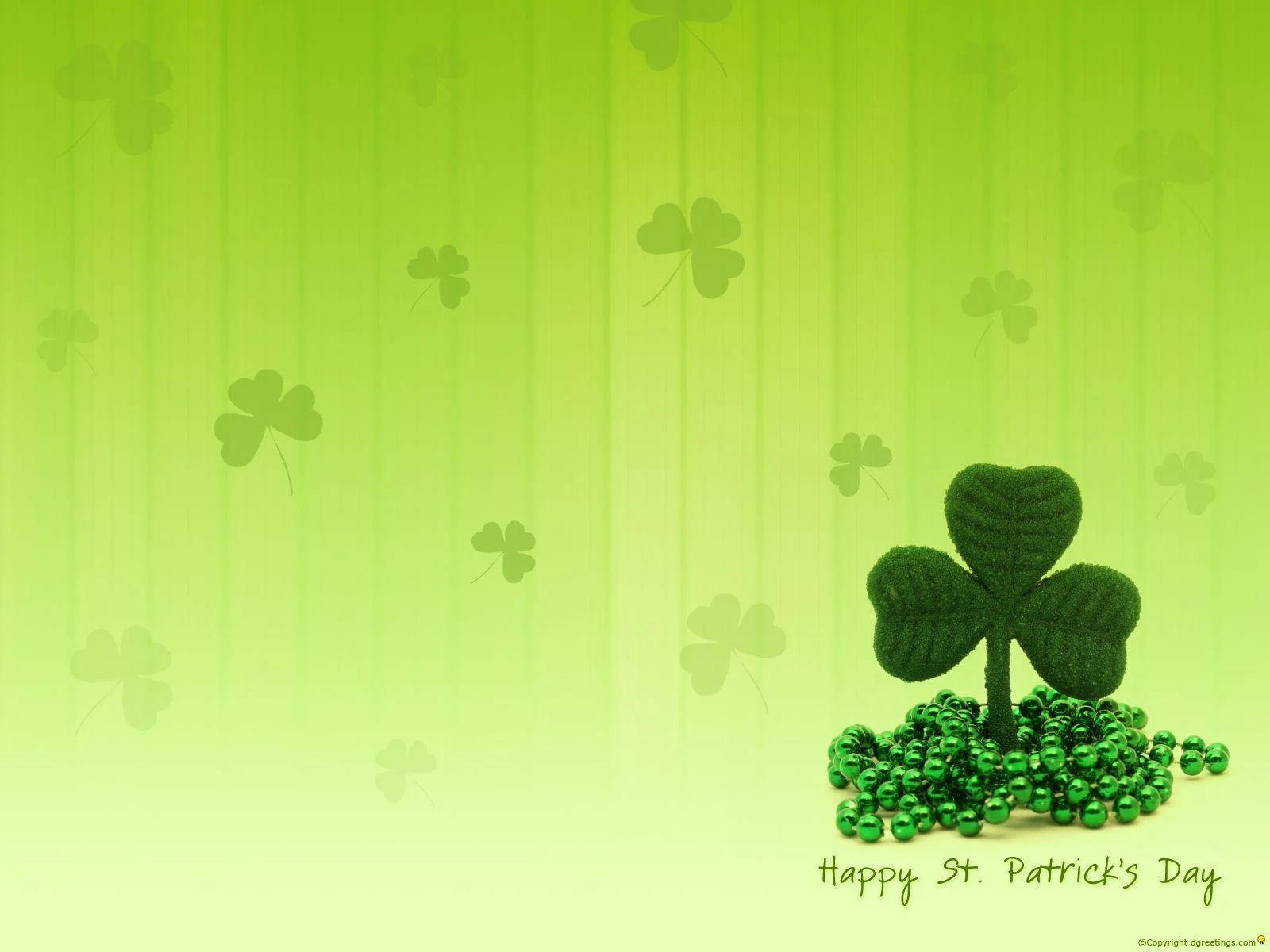 St Patrick's Day 桌布 壁紙 — 一朵充滿活力的綠色三葉草從閃亮的珠子床上升起，背景是漸變綠色，有漂浮的三葉草。