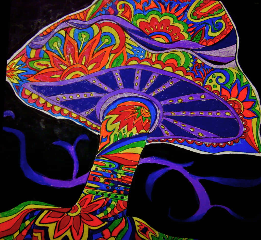 Trippy Mushroom 桌布 壁紙 — 一朵帶有複雜花卉圖案的迷幻蘑菇，以鮮豔彩虹色呈現，襯托在純黑背景上。