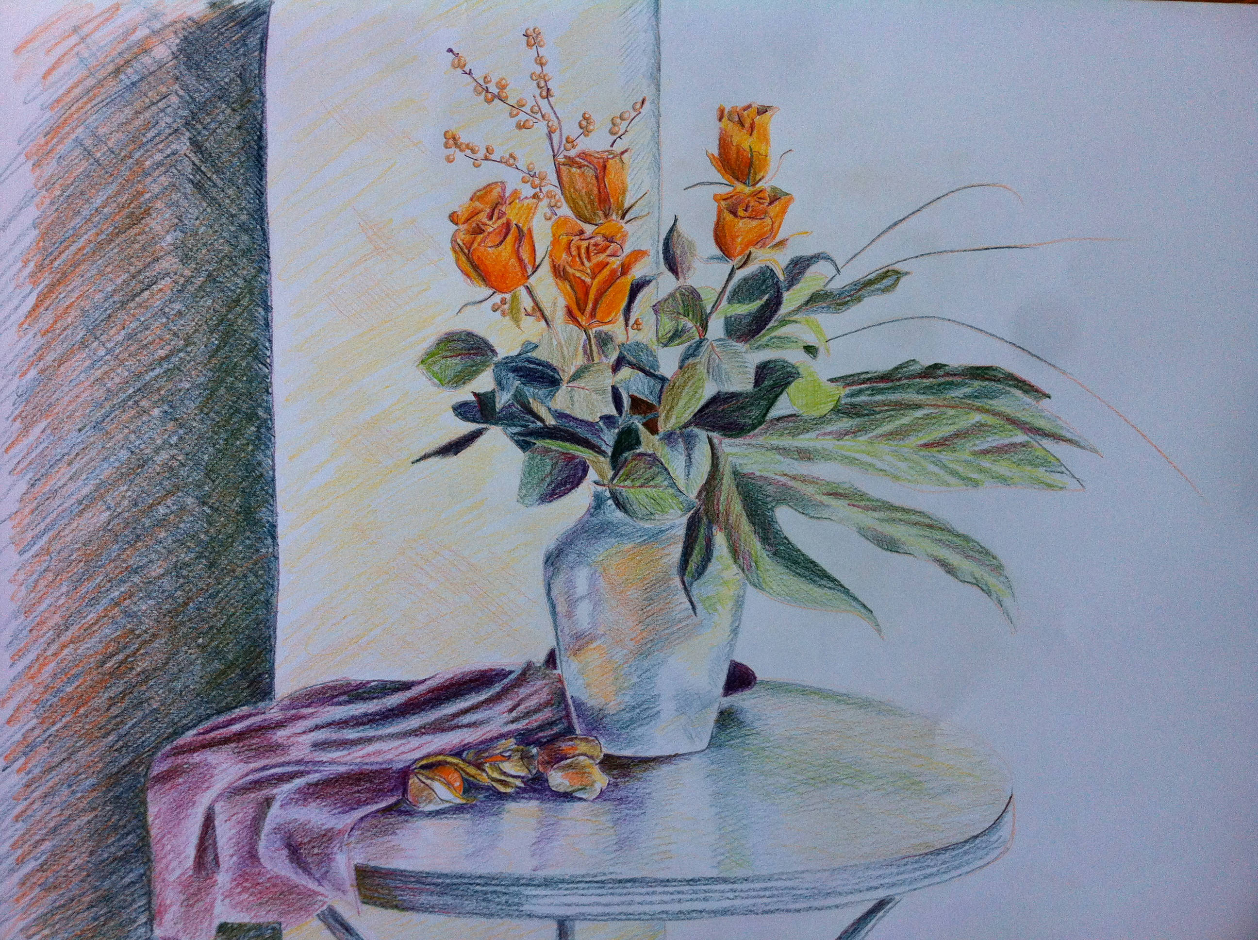 花 桌布 壁紙 — 一束充滿活力的橙色玫瑰花插在銀色花瓶裡，放在鋪著紫色布的圓桌上，以柔和的彩色鉛筆筆觸呈現。