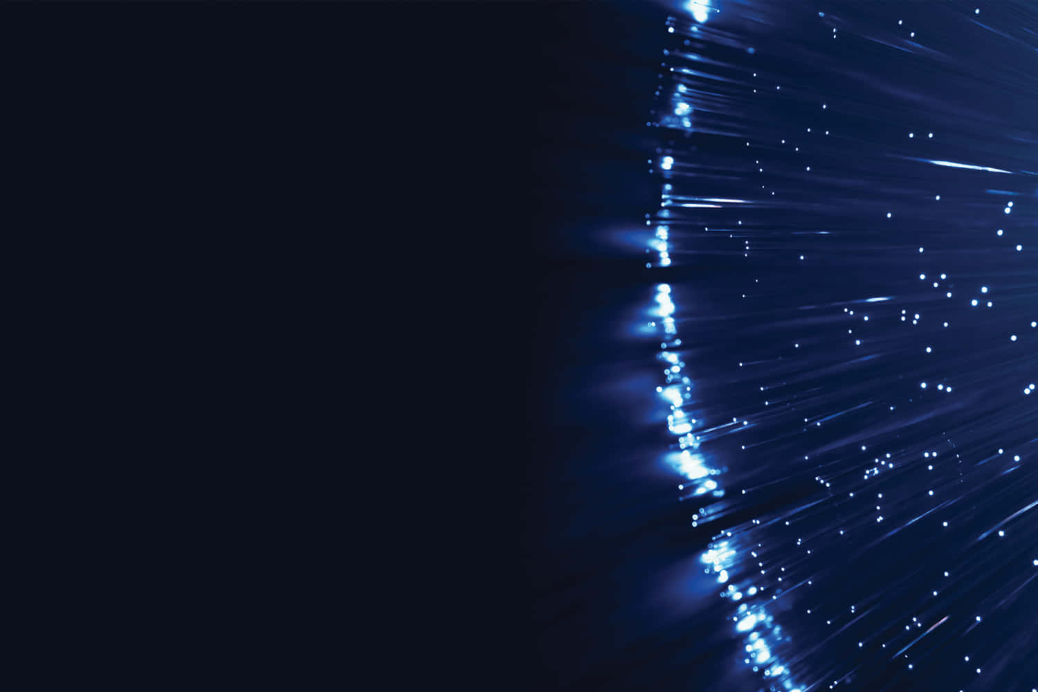 Energy 桌布 壁紙 — 一束發光的藍色光纖從右側放射出來，背景是深黑色。
