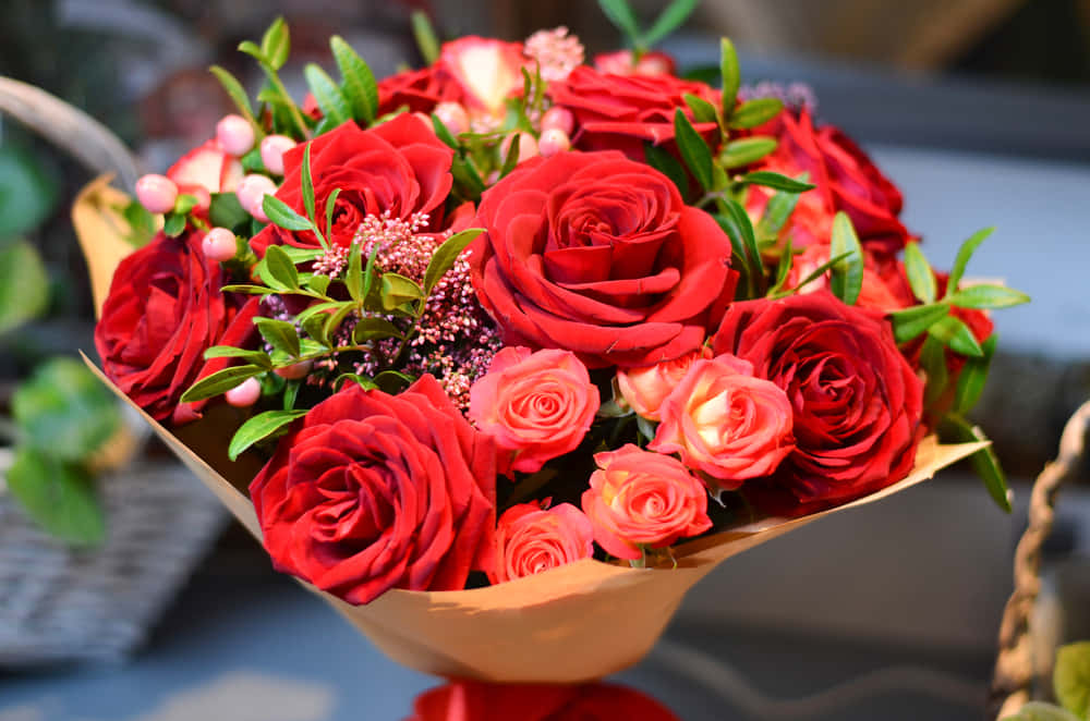 一束紅玫瑰與粉紅花朵 壁紙