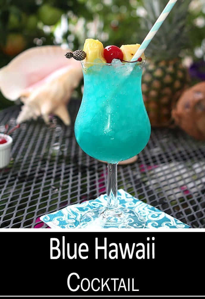 Blue Hawaii 桌布 壁紙 — 一杯充滿活力的藍色夏威夷雞尾酒，以菠蘿、櫻桃和菠蘿裝飾，置於熱帶戶外環境中。