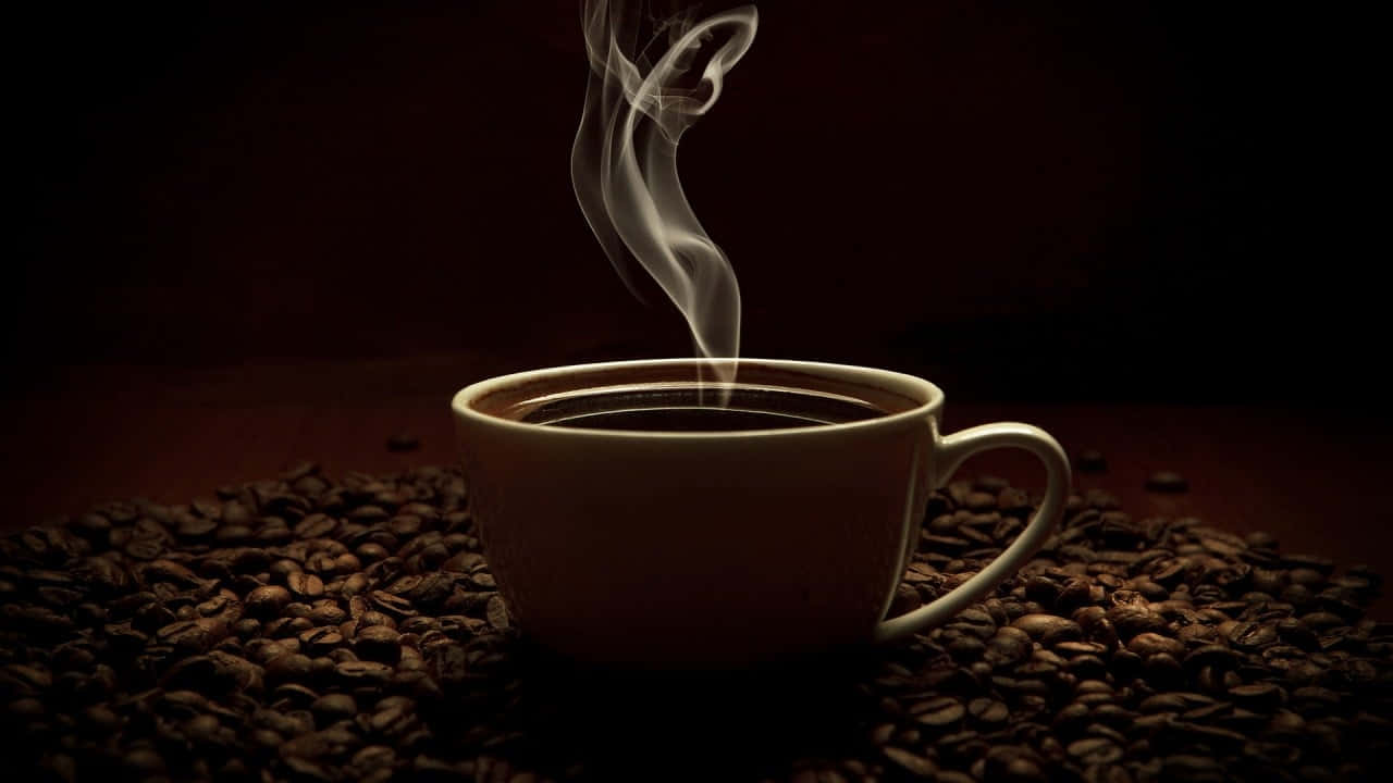 Black Coffee 桌布 壁紙 — 一杯冒煙的咖啡放在深色背景上，周圍環繞著烘焙過的咖啡豆。
