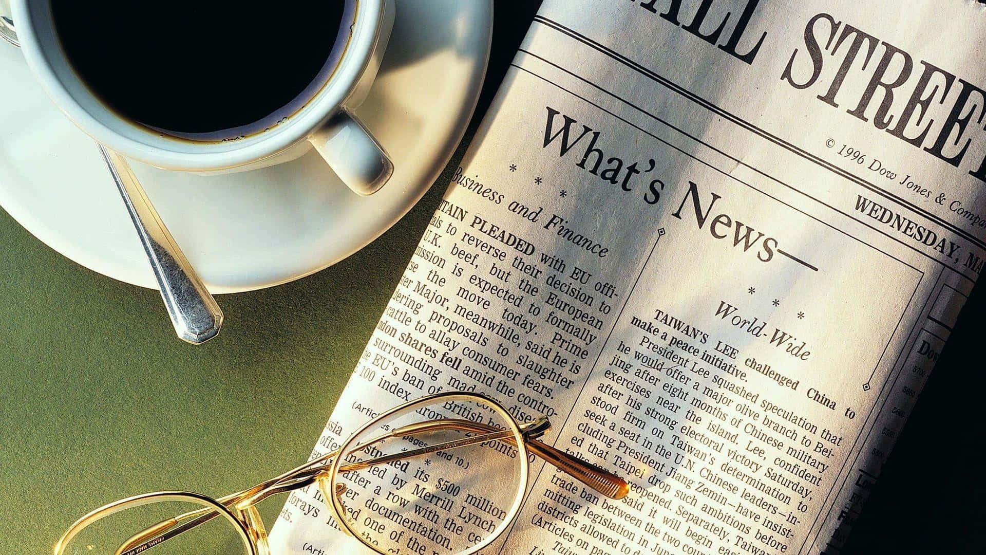 Journalism 桌布 壁紙 — 一杯冒煙的黑咖啡放在綠色表面上，旁邊有一份報紙和一副老花眼鏡。