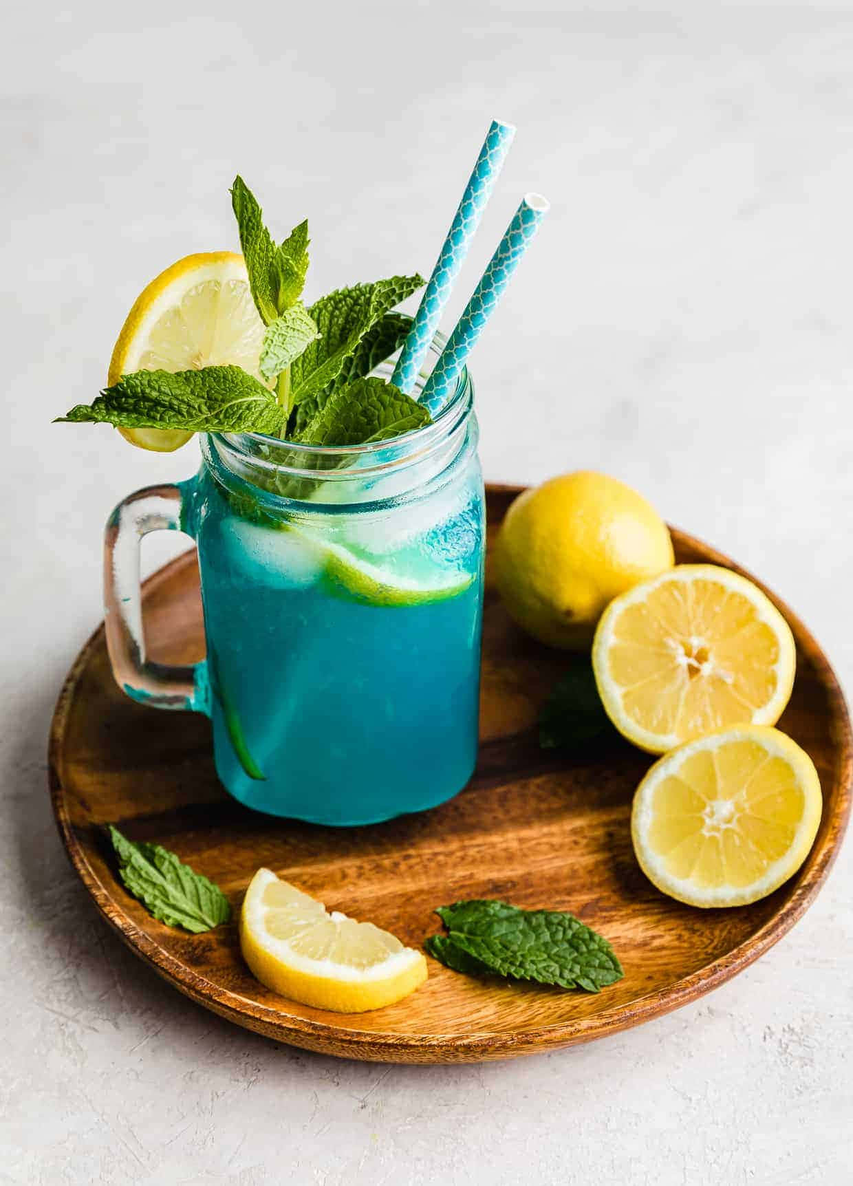 藍色冰飲配檸檬和薄荷在木托盤上
