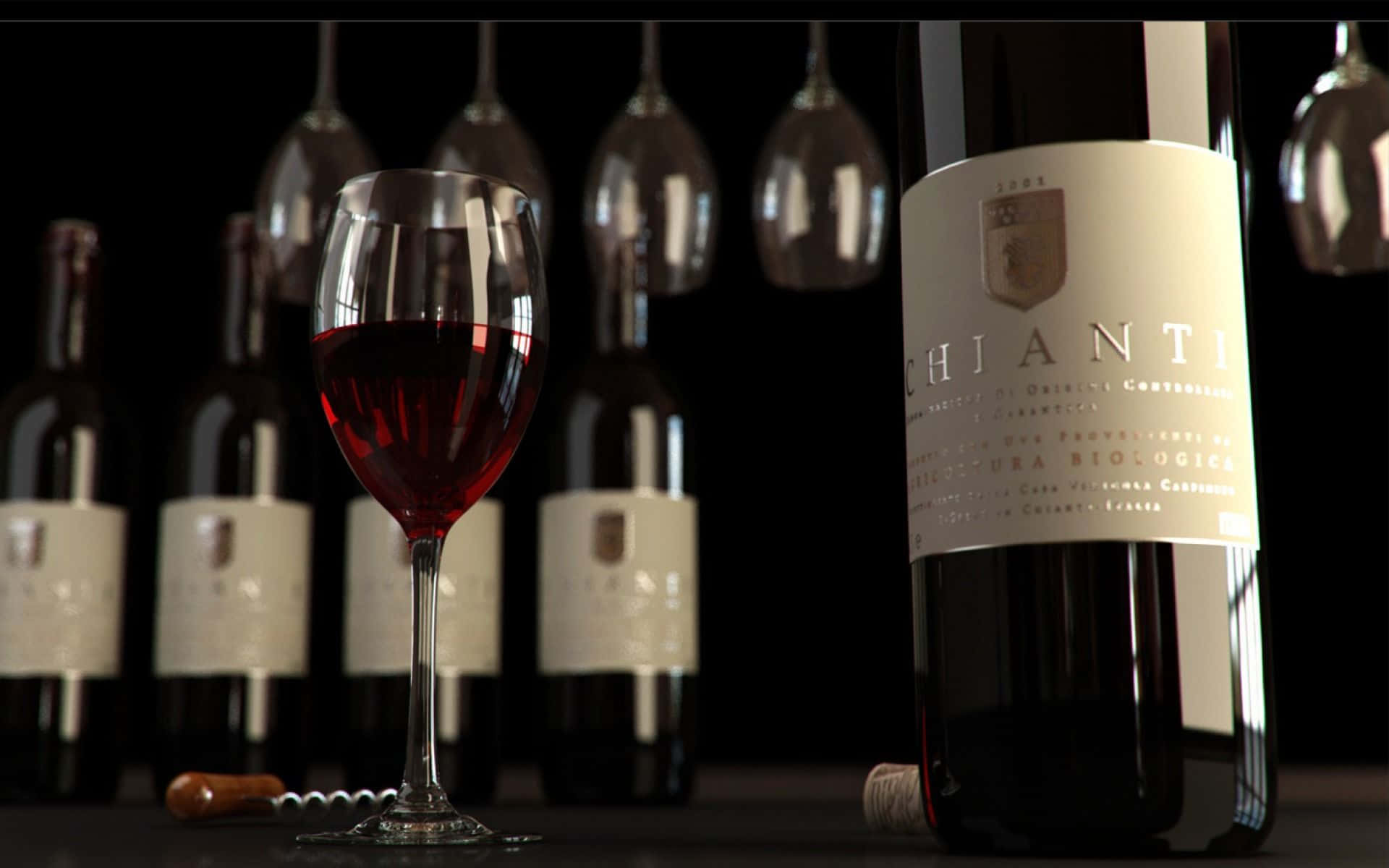 Red Wine Glass 桌布 壁紙 — 一杯濃郁的紅酒在玻璃杯中閃耀，旁邊放著一瓶基安蒂酒，附有開瓶器和懸掛的酒杯，背景為深色。