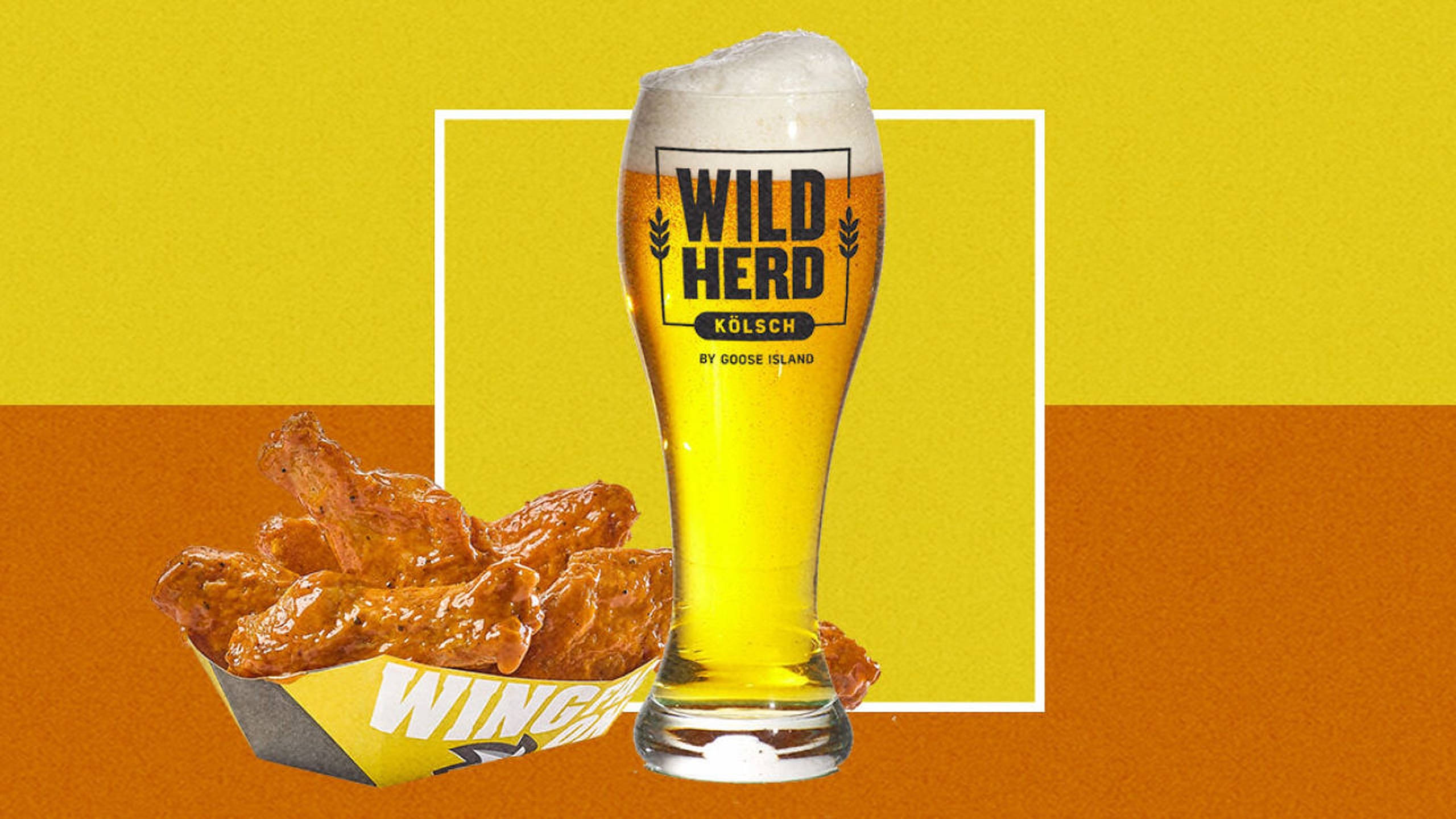 Buffalo Wild Wings 桌布 壁紙 — 一杯高高的 Wild Herd Kölsch 啤酒，帶有泡沫，旁邊放著一籃脆皮水牛城雞翼，背景是鮮明的黃色和橙色。