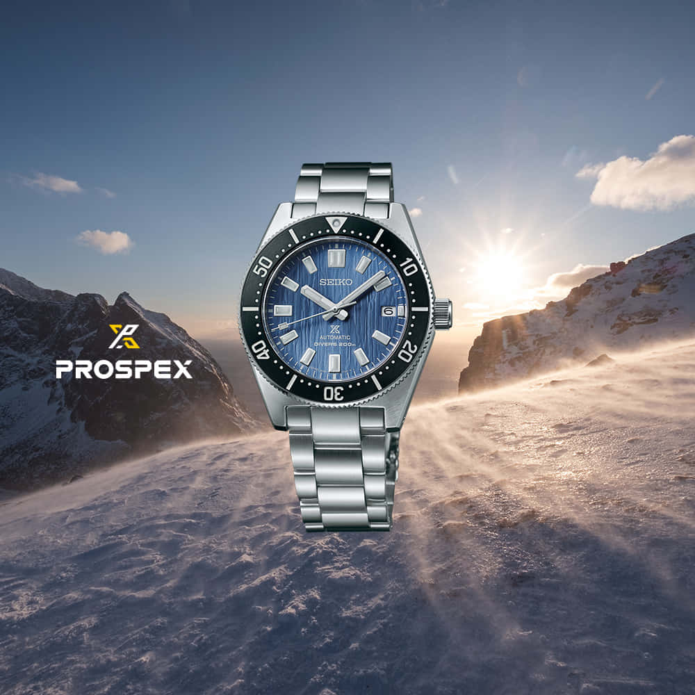Watch 桌布 壁紙 — 一枚Seiko Prospex潛水錶在雪白山脊上閃耀，金色夕陽與穿透雲層的光芒交織。