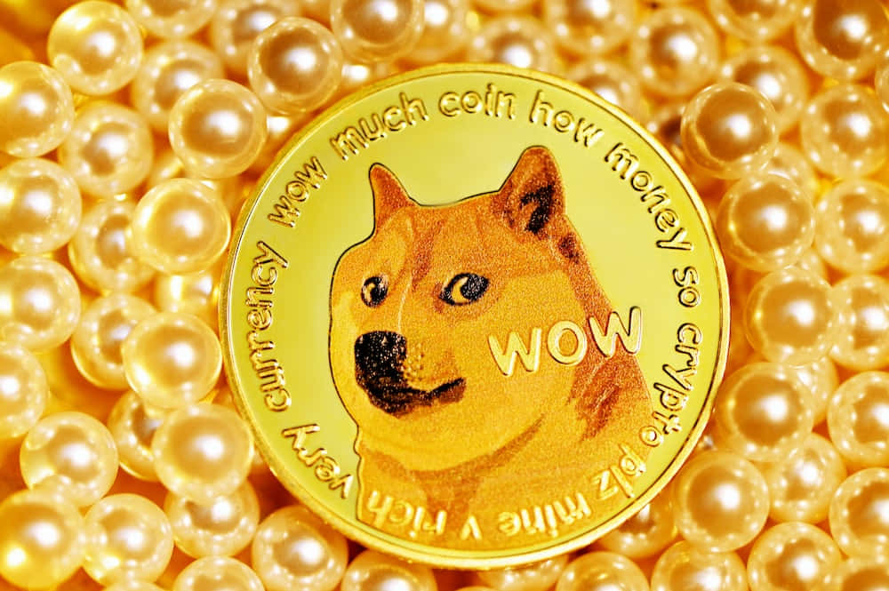 Dogecoin 桌布 壁紙 — 一枚印有柴犬圖案的金色狗狗幣，安放在一層光澤的黃色珍珠之上。