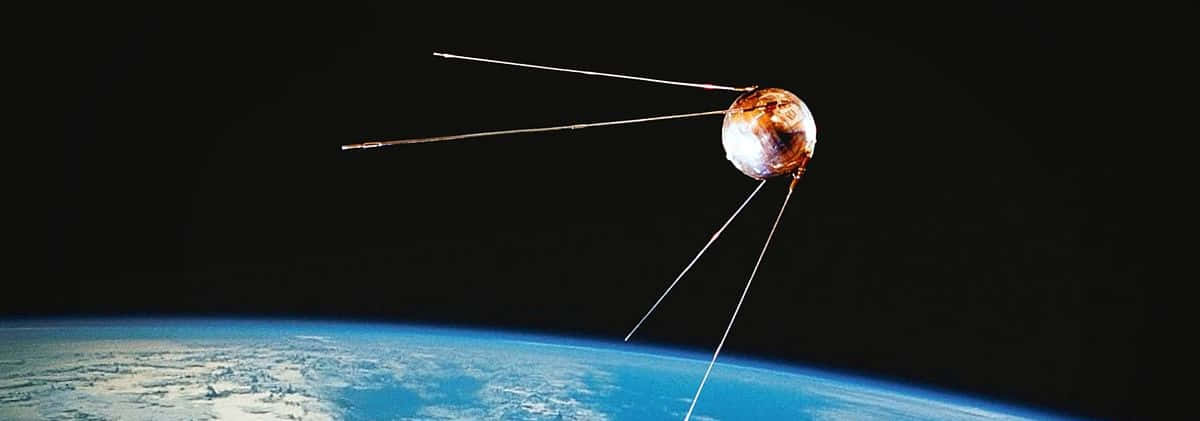 Space Colonization 桌布 壁紙 — 一枚帶有長天線的復古衛星，在黑色太空的虛空中，繞著地球藍色彎曲的地平線運行。