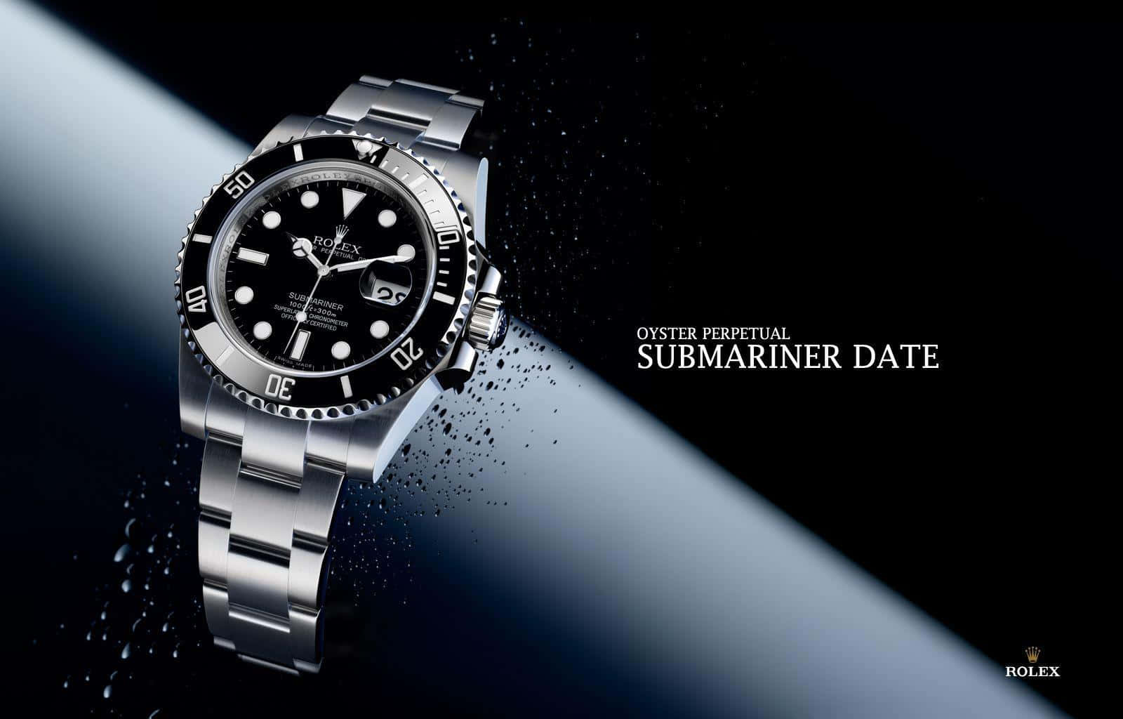 Rolex 桌布 壁紙 — 一枚時尚的銀色勞力士潛航者日曆型手錶在聚光燈下，在帶有水珠的深色背景上閃閃發光。