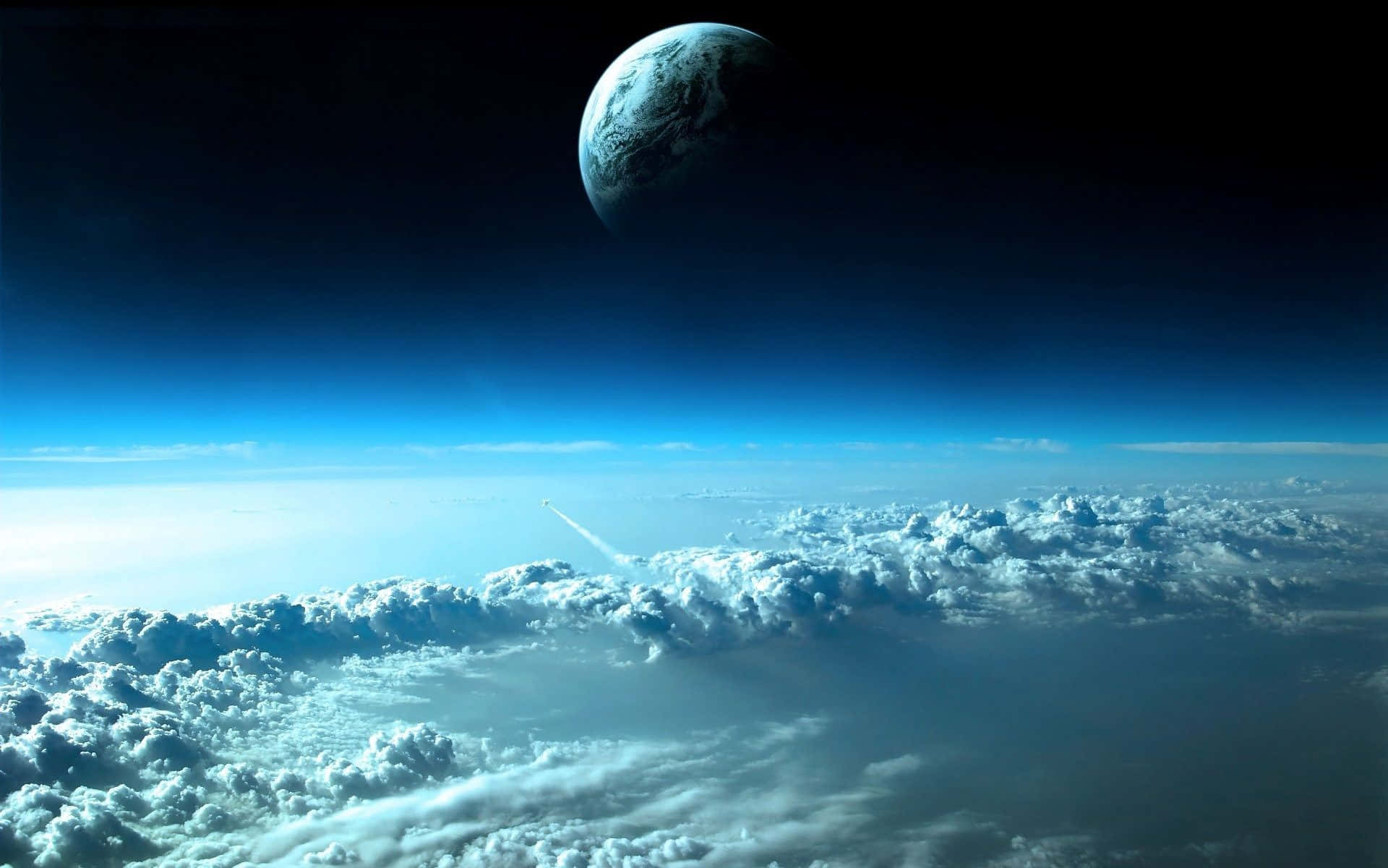 外太空 桌布 壁紙 — 一枚火箭劃破雲層，飛向懸掛在黑暗宇宙中一顆發光的藍色行星。