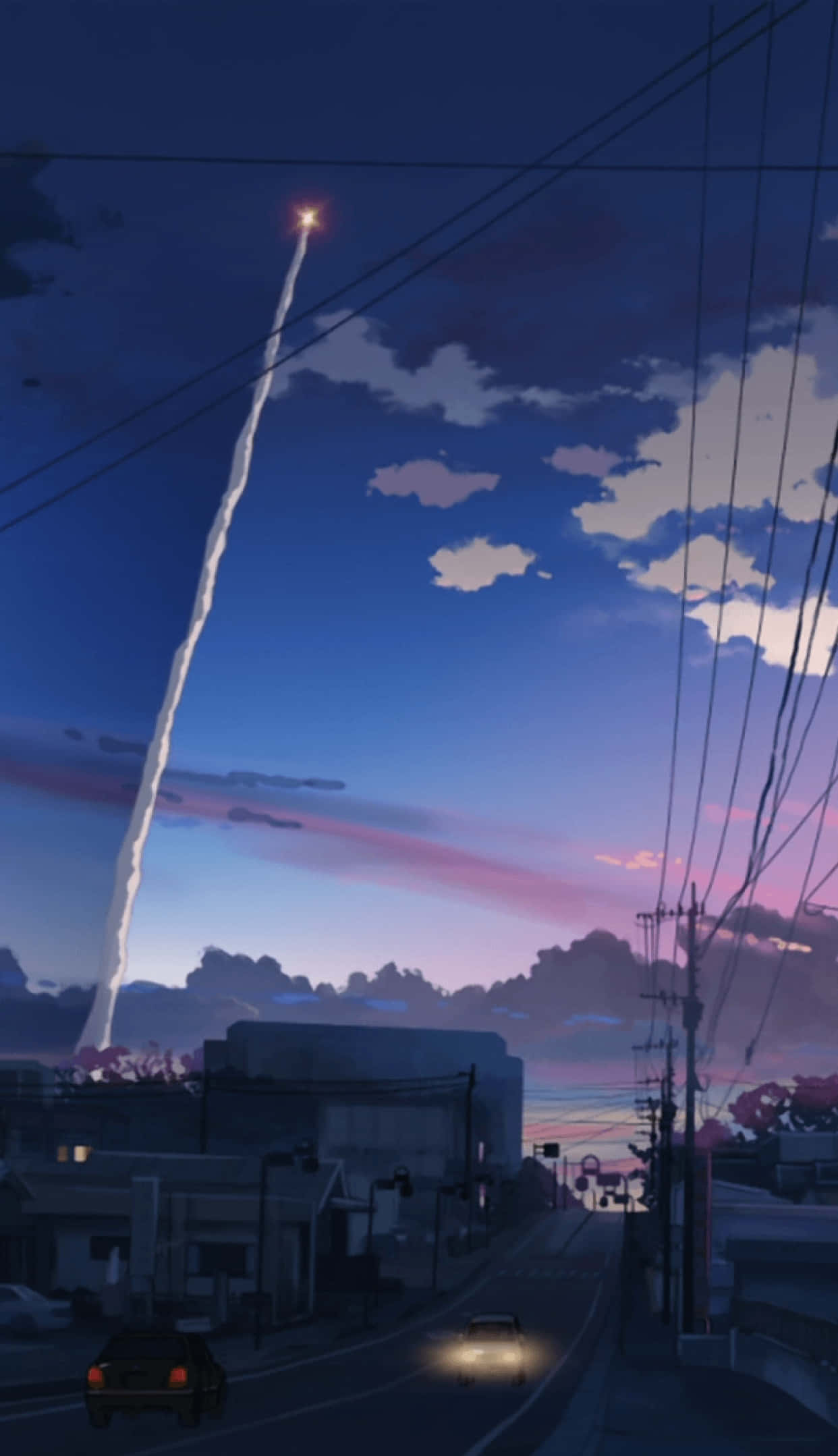 Lo Fi Aesthetic 桌布 壁紙 — 一枚火箭在暮色天空中劃過，下方是寧靜的郊區街道，有汽車和電線。
