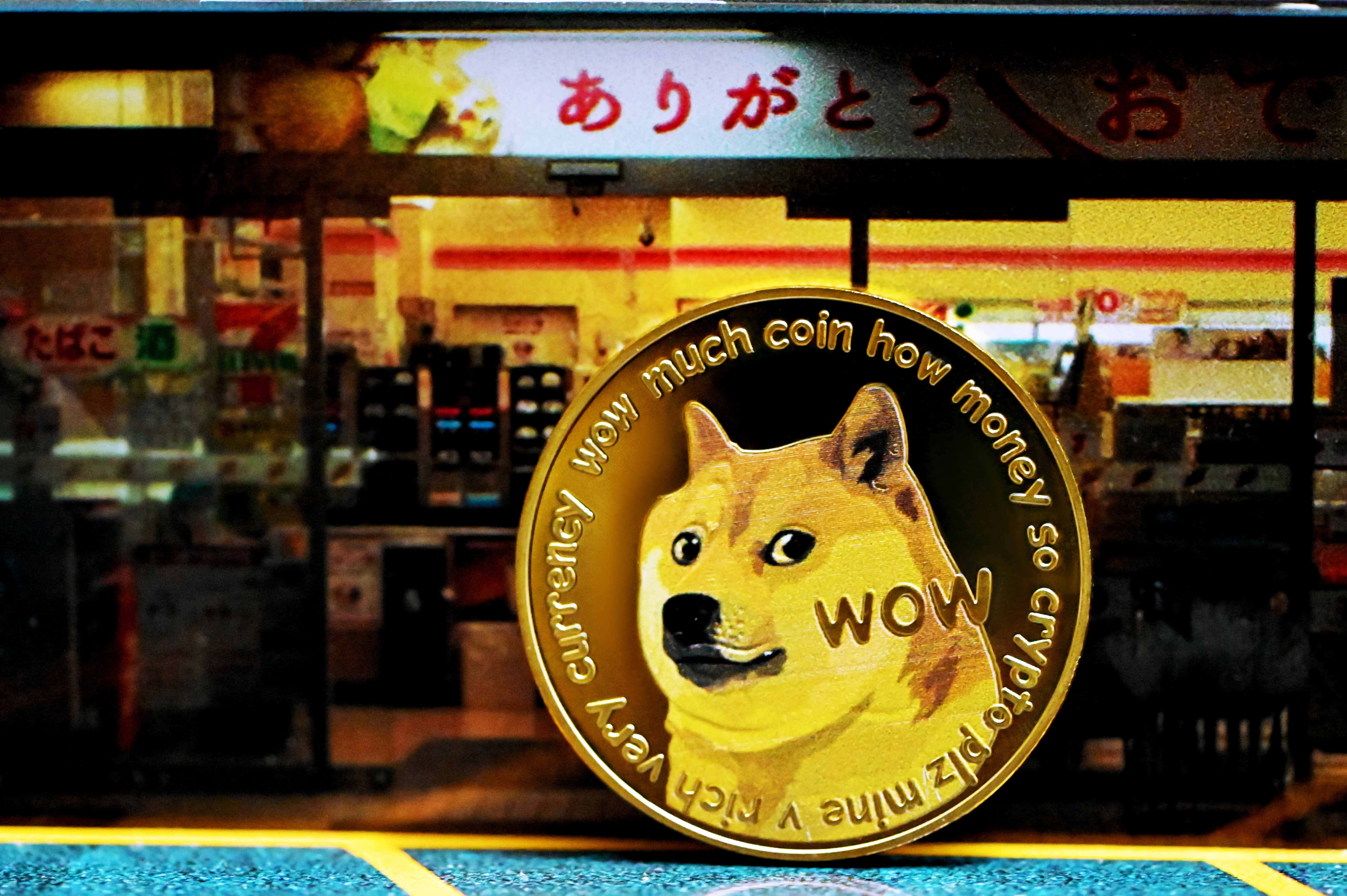 Dogecoin 桌布 壁紙 — 一枚金色Dogecoin，上面有柴犬圖案及文字「wow much coin how money so crypto plz mine v rich very currency」，醒目地展示在燈光明亮的日本便利店前。