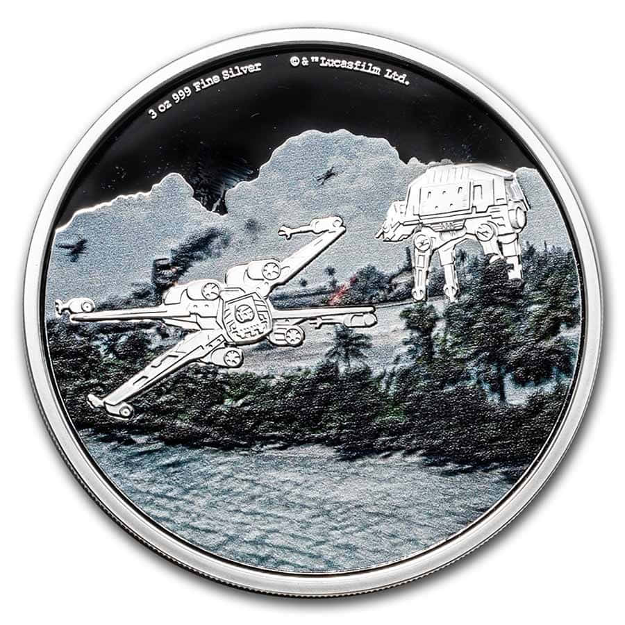 The Battle Of Scarif 桌布 壁紙 — 一枚銀幣描繪了一架星球大戰X翼戰鬥機在森林覆蓋的山丘中，靠近AT-AT步行機的水面上飛行。