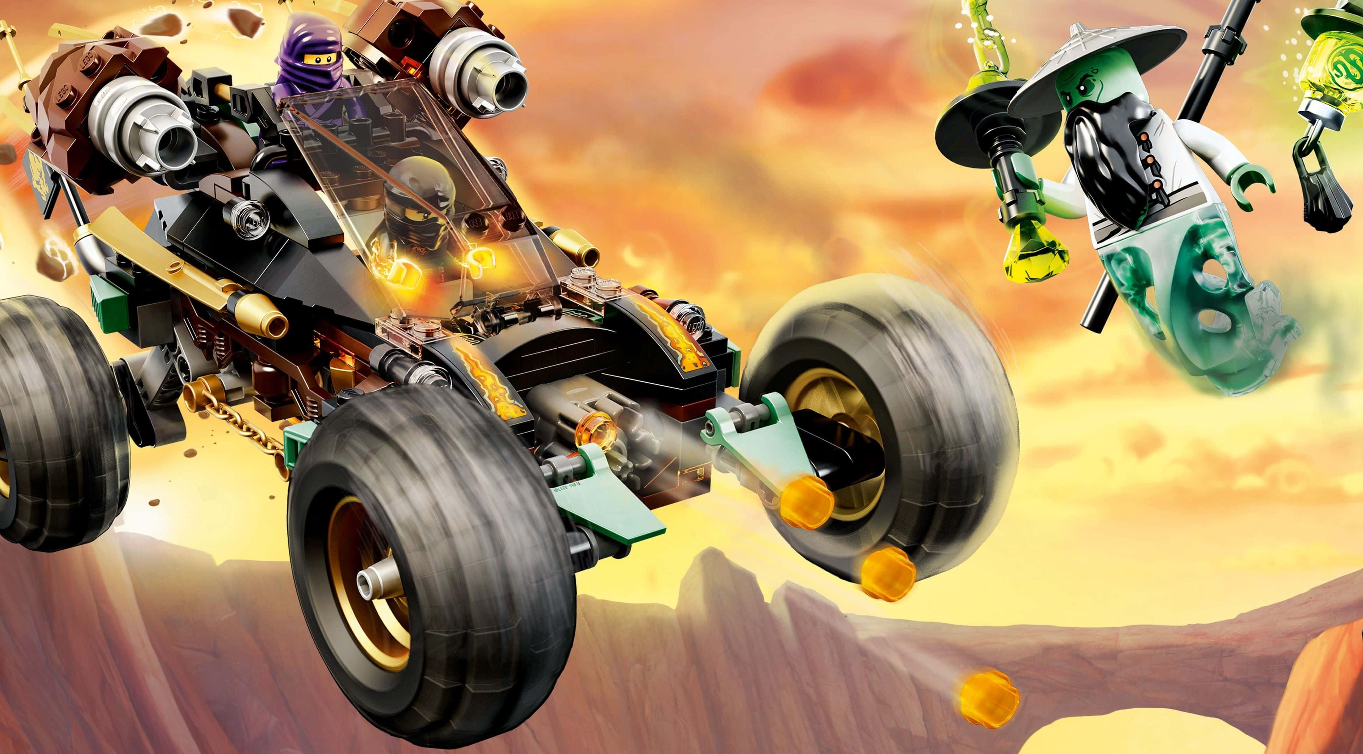 Ninjago 桌布 壁紙 — 一架 LEGO 忍者賽車在沙漠峽谷中疾馳，而一名綠色忍者在附近空中滑翔。