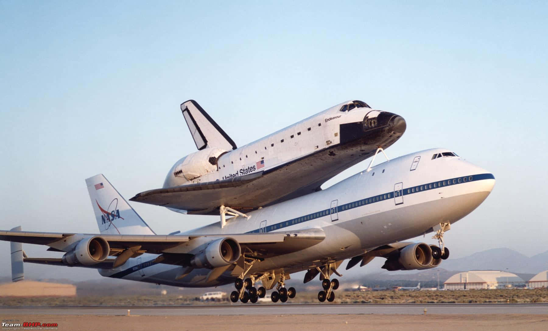 Jumbo Jets 桌布 壁紙 — 一架NASA太空穿梭機安裝喺波音747飛機上面，喺晴朗藍天下嘅跑道上。