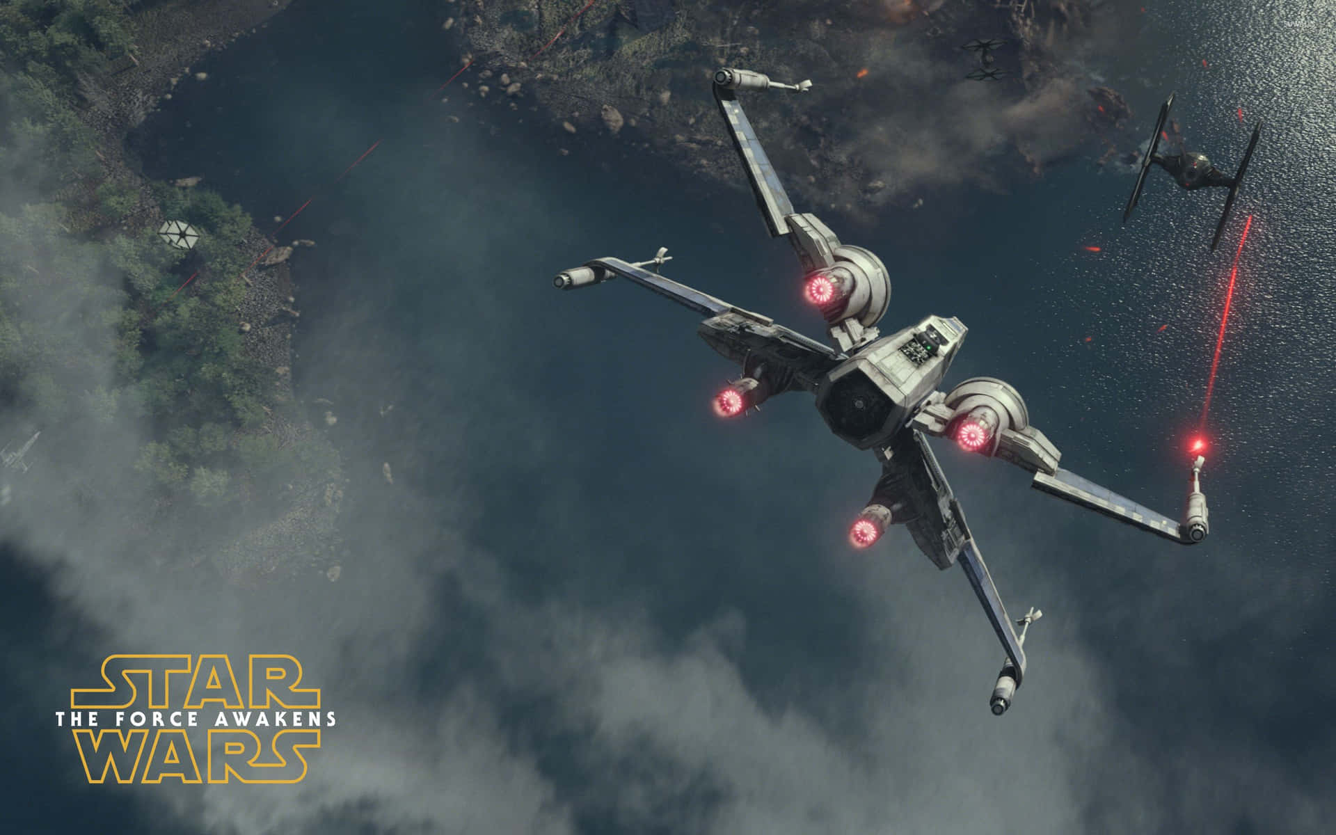 X-wing Fighter 桌布 壁紙 — 一架X翼戰機在森林星球上空向TIE戰機發射紅色激光，下方有煙霧和爆炸。