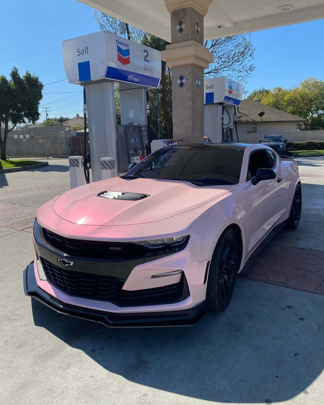 Off-road Car 桌布 壁紙 — 一架亮粉紅色的Chevrolet Camaro SS停泊在雪佛龍加油站，天空晴朗明媚。