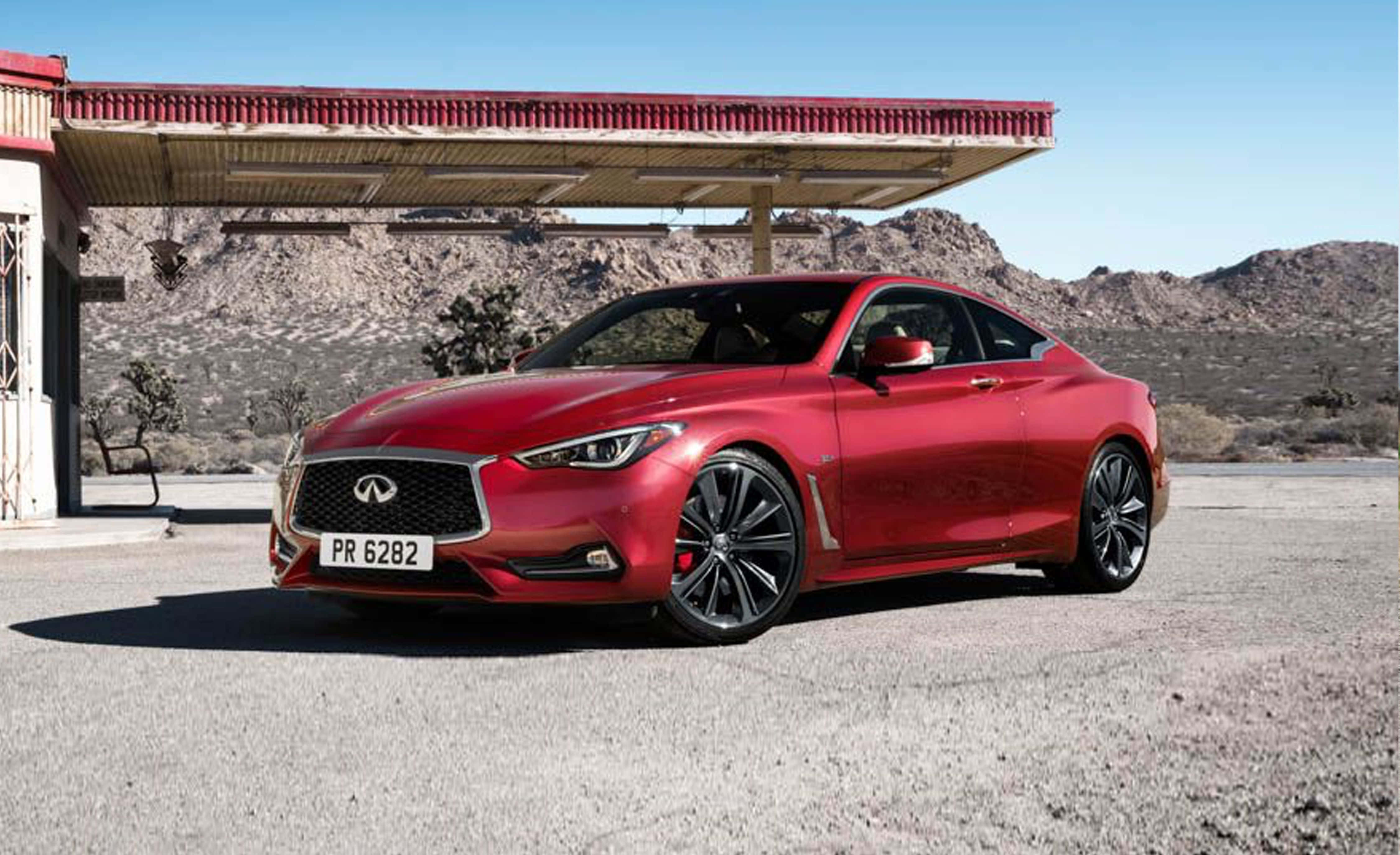 Infiniti Q60 桌布 壁紙 — 一架亮紅色Infiniti跑車停泊在沙漠加油站，天空清澈湛藍。