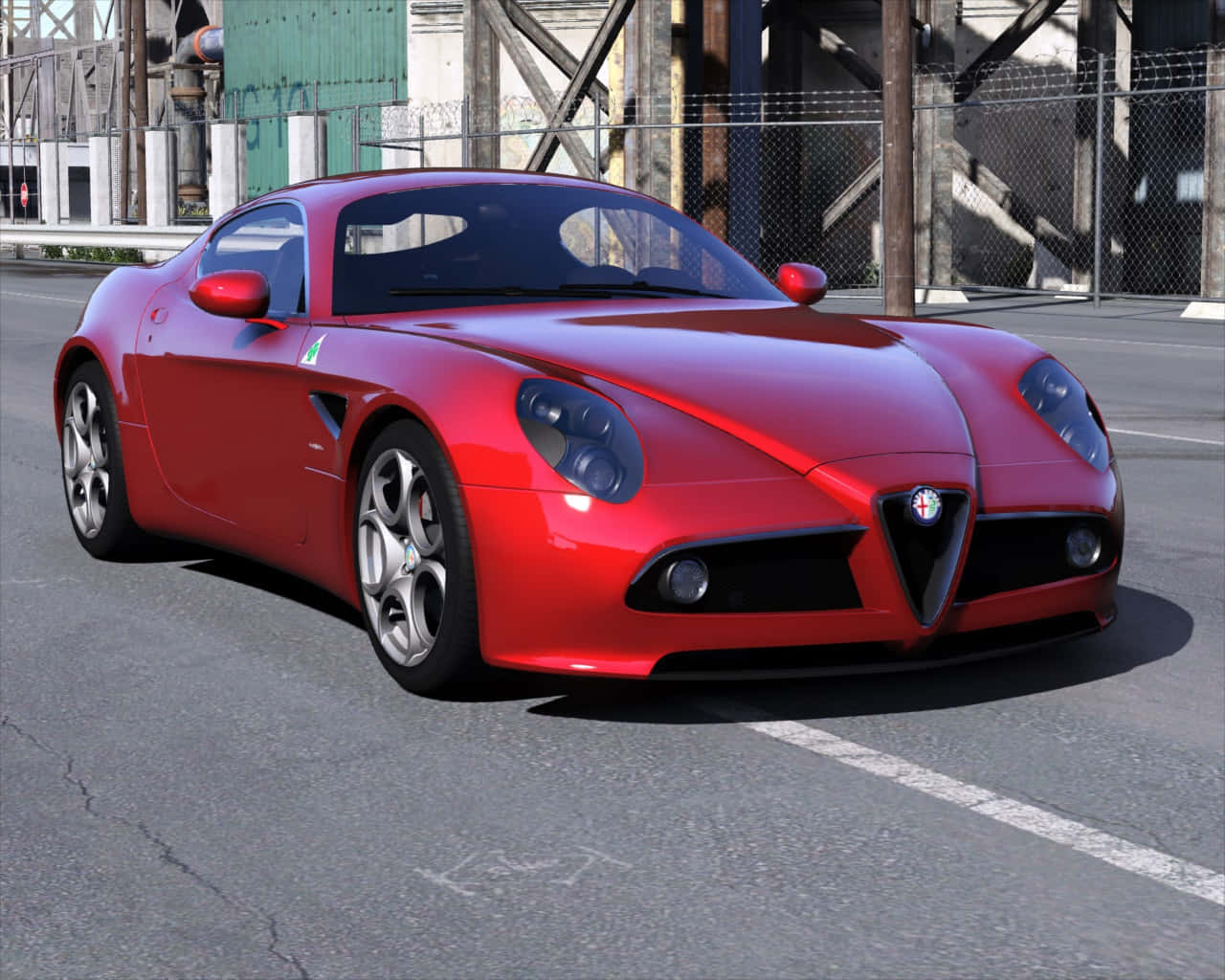 Alfa Romeo 8c Competizione 桌布 壁紙 — 一架亮紅色嘅Alfa Romeo跑車停泊喺瀝青路上，旁邊係工業圍欄，喺明亮嘅日光下。