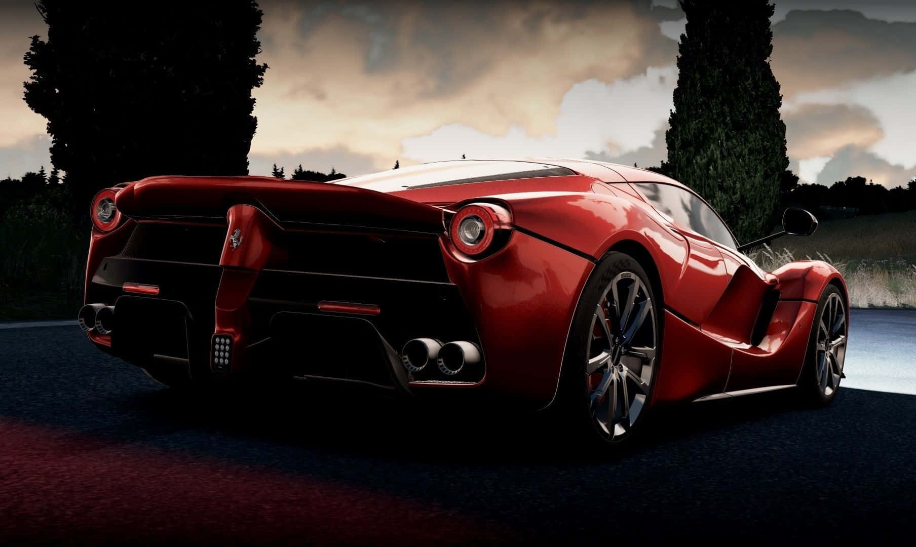 Ferrari Laferrari 桌布 壁紙 — 一架亮紅色法拉利 LaFerrari 跑車在黃昏時停泊在黑暗的道路上，背景有高大的柏樹和多雲的天空。