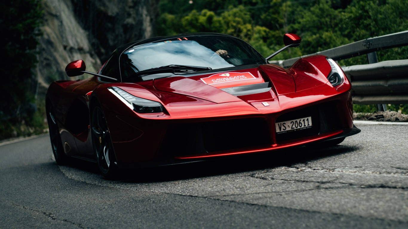 Sports Car 桌布 壁紙 — 一架亮紅色法拉利LaFerrari跑車停泊在蜿蜒的山路上，背景有茂密的綠樹和護欄。