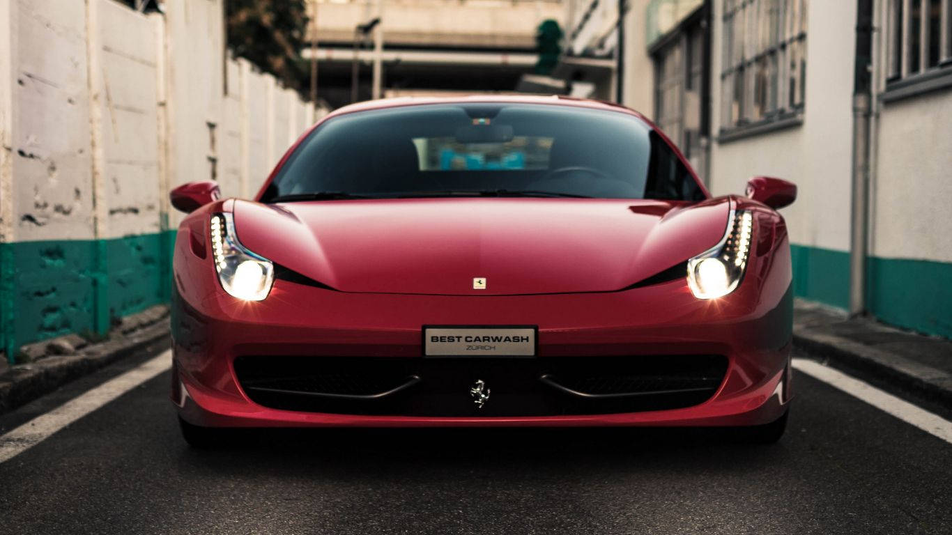 Sports Car 桌布 壁紙 — 一架亮紅色法拉利跑車亮著車頭燈，停放在白色與青綠色牆壁之間的狹窄都市小巷中。