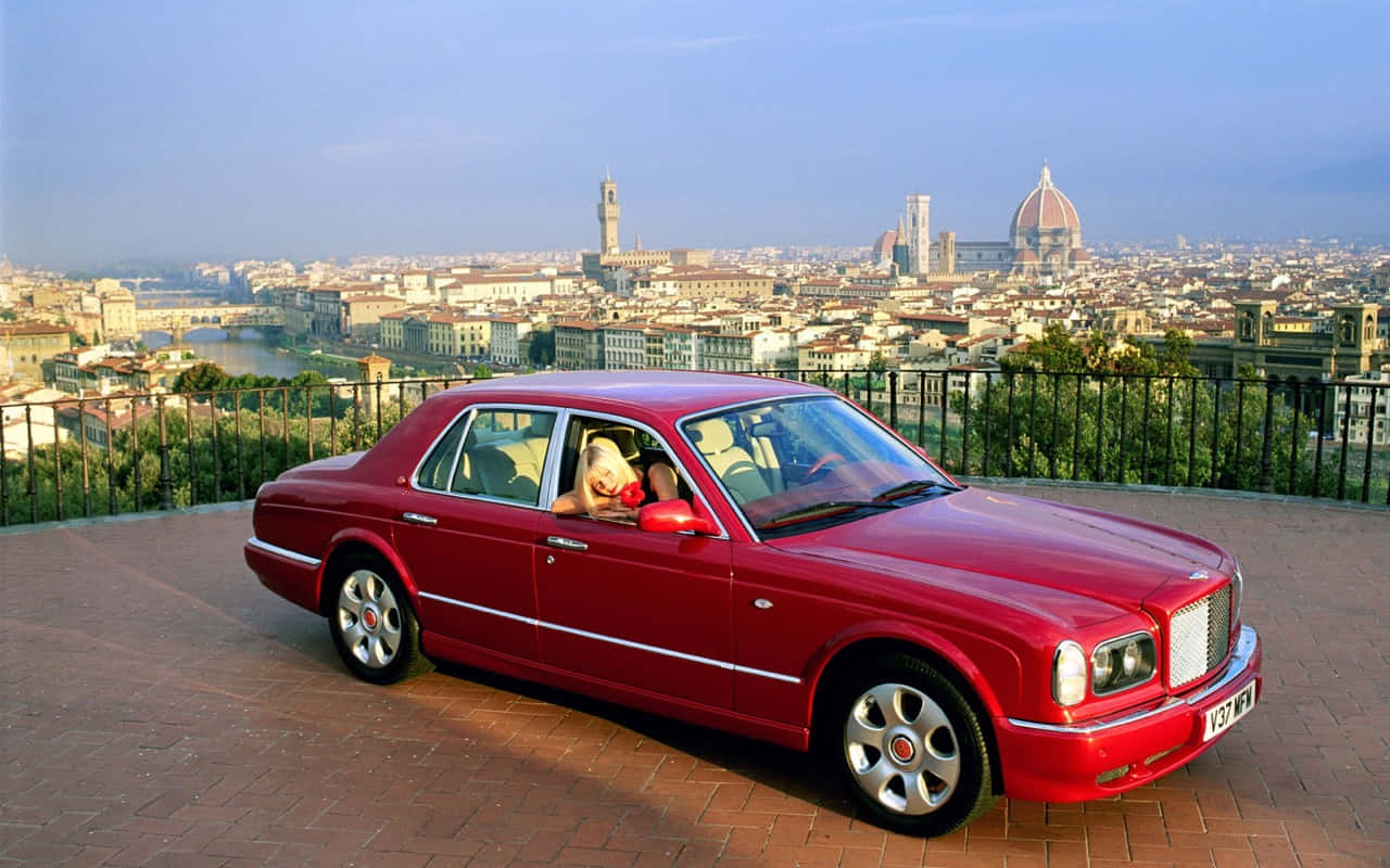 Bentley Arnage 桌布 壁紙 — 一架亮紅色賓利 Arnage 停泊在俯瞰佛羅倫斯的露台上，背景可見聖母百花大教堂。