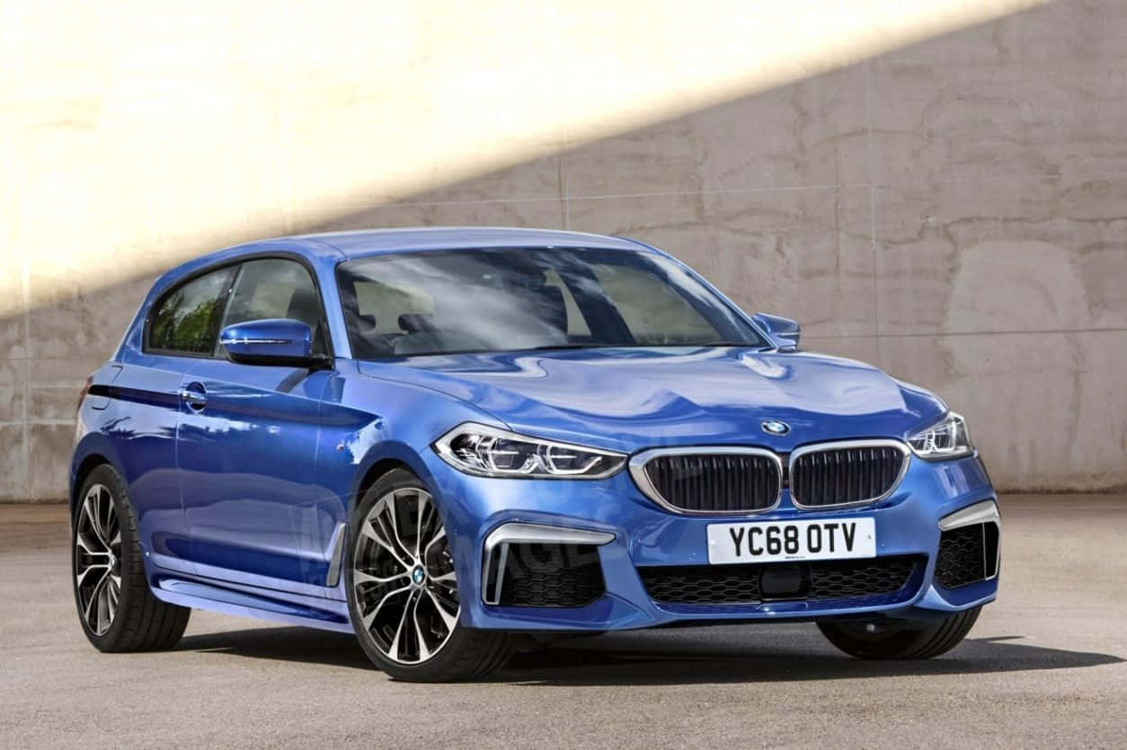 Bmw 1 Series 桌布 壁紙 — 一架亮藍色BMW掀背車停泊在陽光照射的混凝土牆旁，帶有銳利陰影。