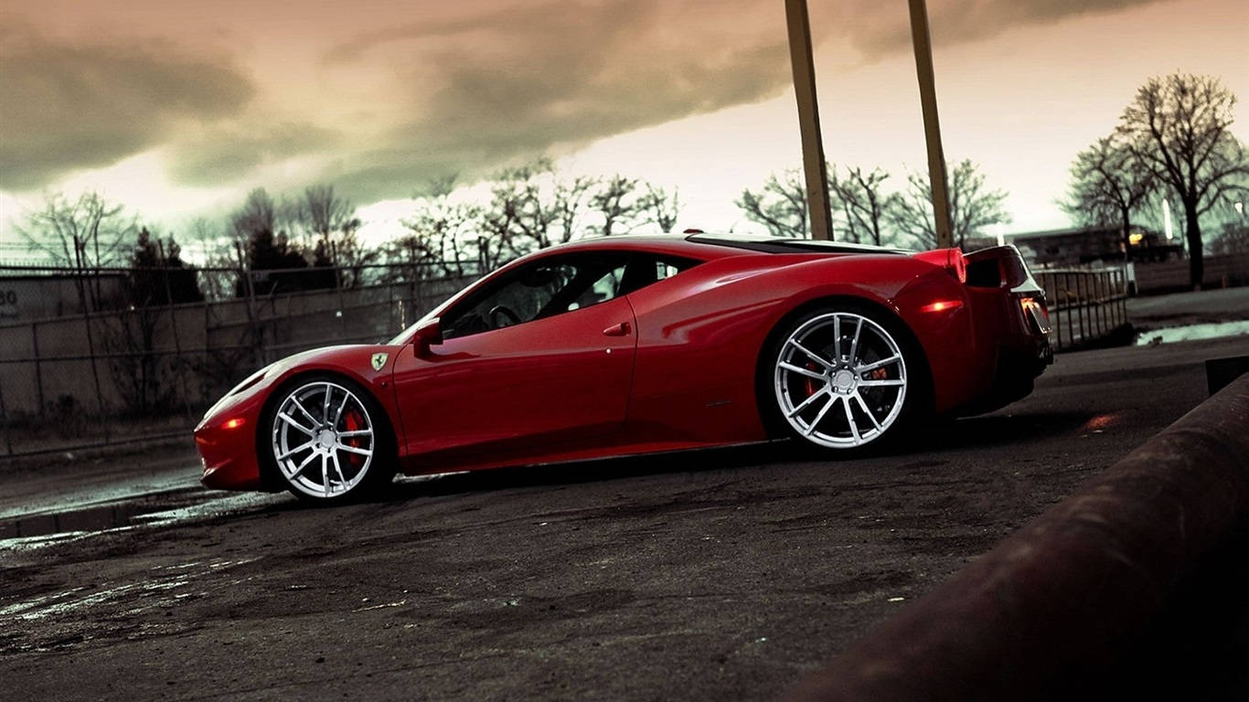 Sports Car 桌布 壁紙 — 一架亮麗的紅色法拉利跑車停泊在濕漉漉的瀝青路上，背景是陰沉的陰天和光禿禿的樹木。