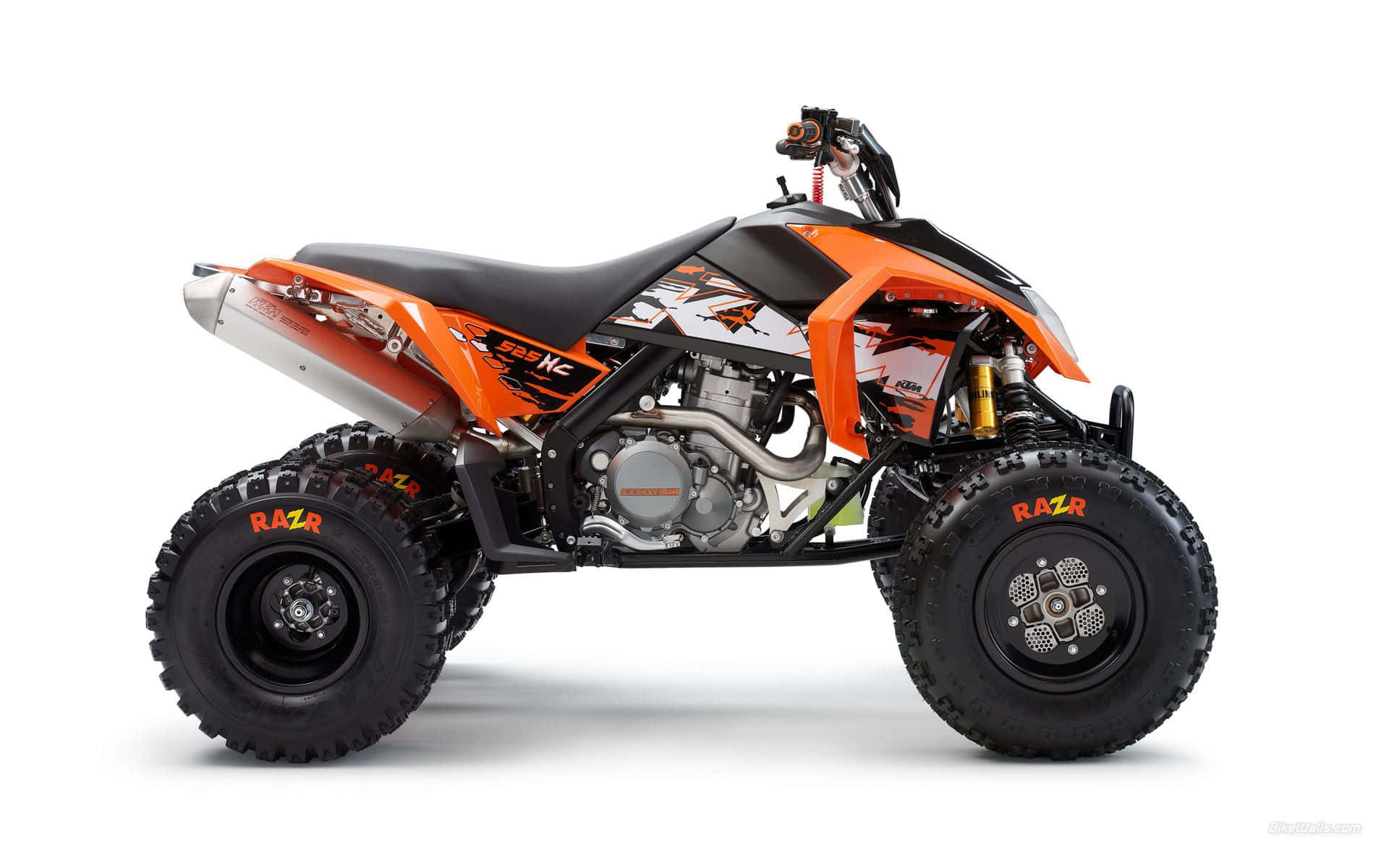 Ktm Bike 桌布 壁紙 — 一架充滿活力的橙色和黑色KTM ATV，配備堅固的輪胎和暴露的引擎細節，孤立地立在潔白的背景上。