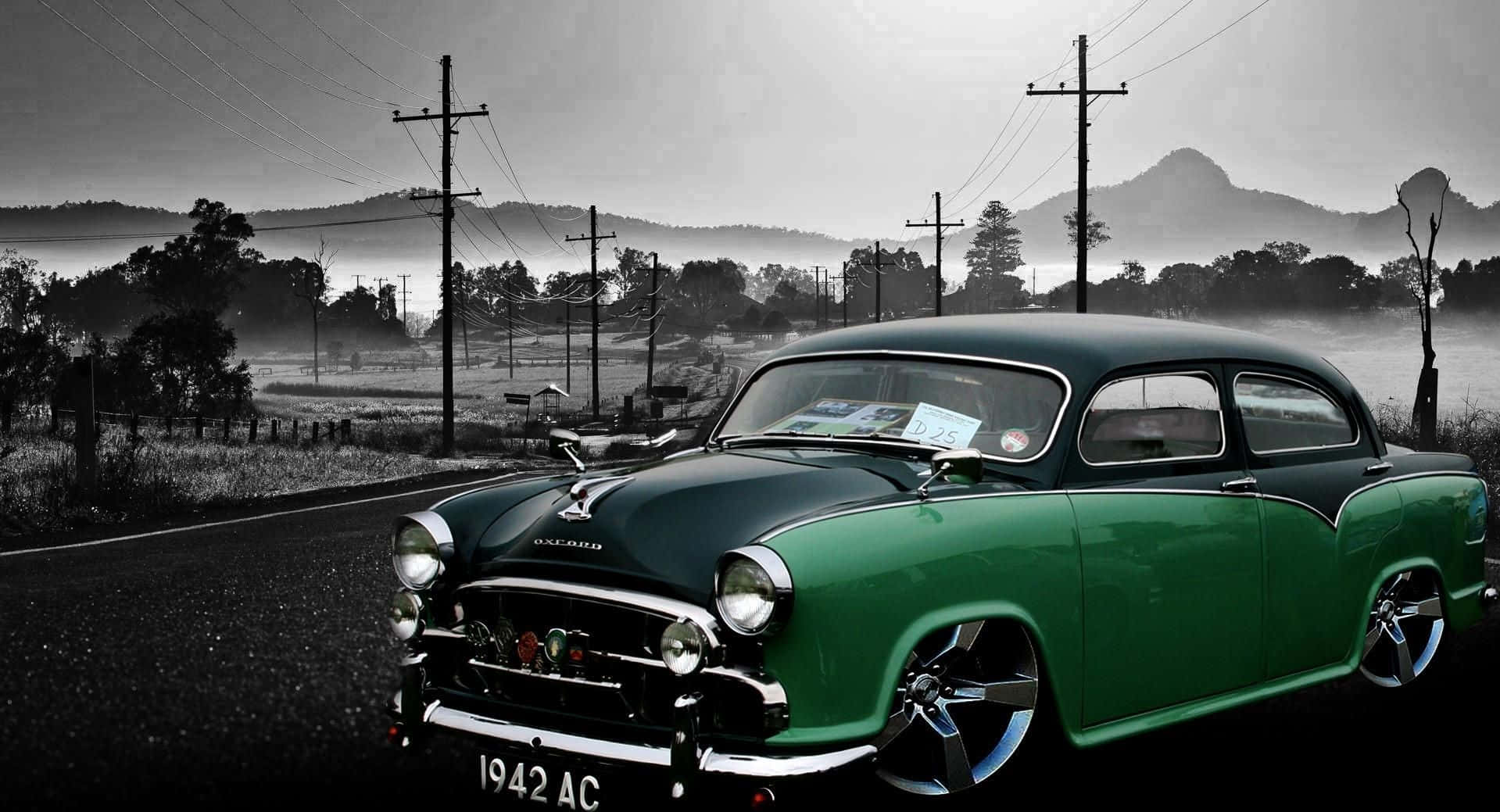 Hindustan Motors 桌布 壁紙 — 一架充滿活力的綠色1942年AC經典汽車停泊在霧氣瀰漫的鄉村道路上，背景有山脈和電線。