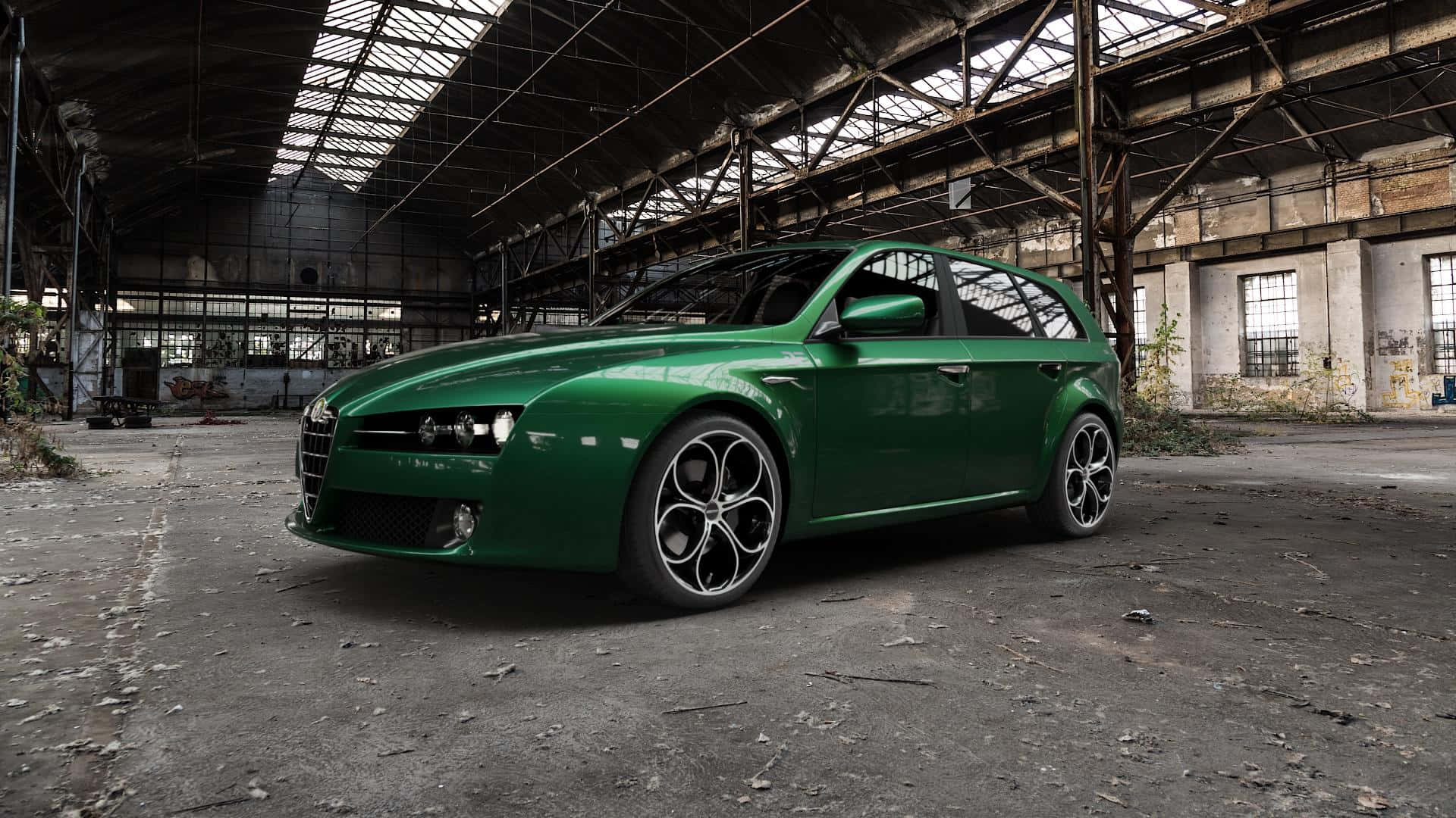 Alfa Romeo 159 桌布 壁紙 — 一架光澤綠色嘅Alfa Romeo掀背車獨自停喺一個寬敞嘅廢棄工業倉庫入面，有高樓底同爛窗。
