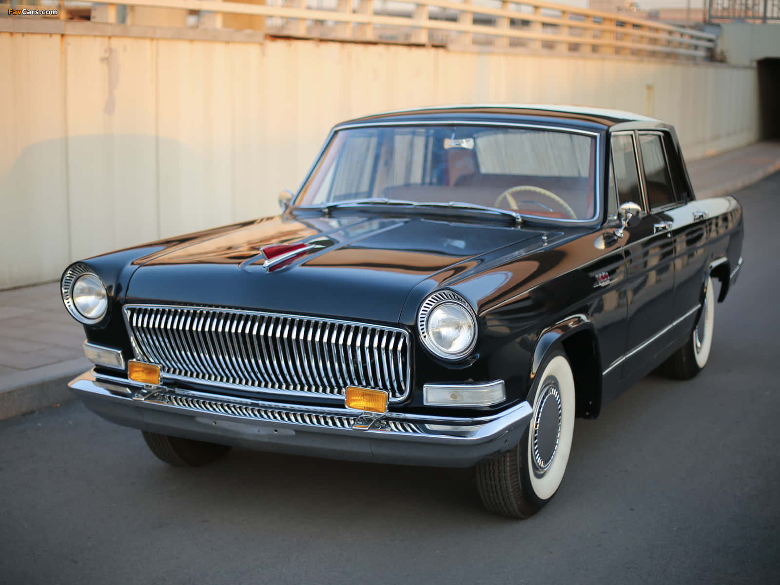 Hongqi 桌布 壁紙 — 一架光澤黑色復古轎車，帶有鍍鉻格柵和白色輪胎，在黃金時段停泊在街道上。