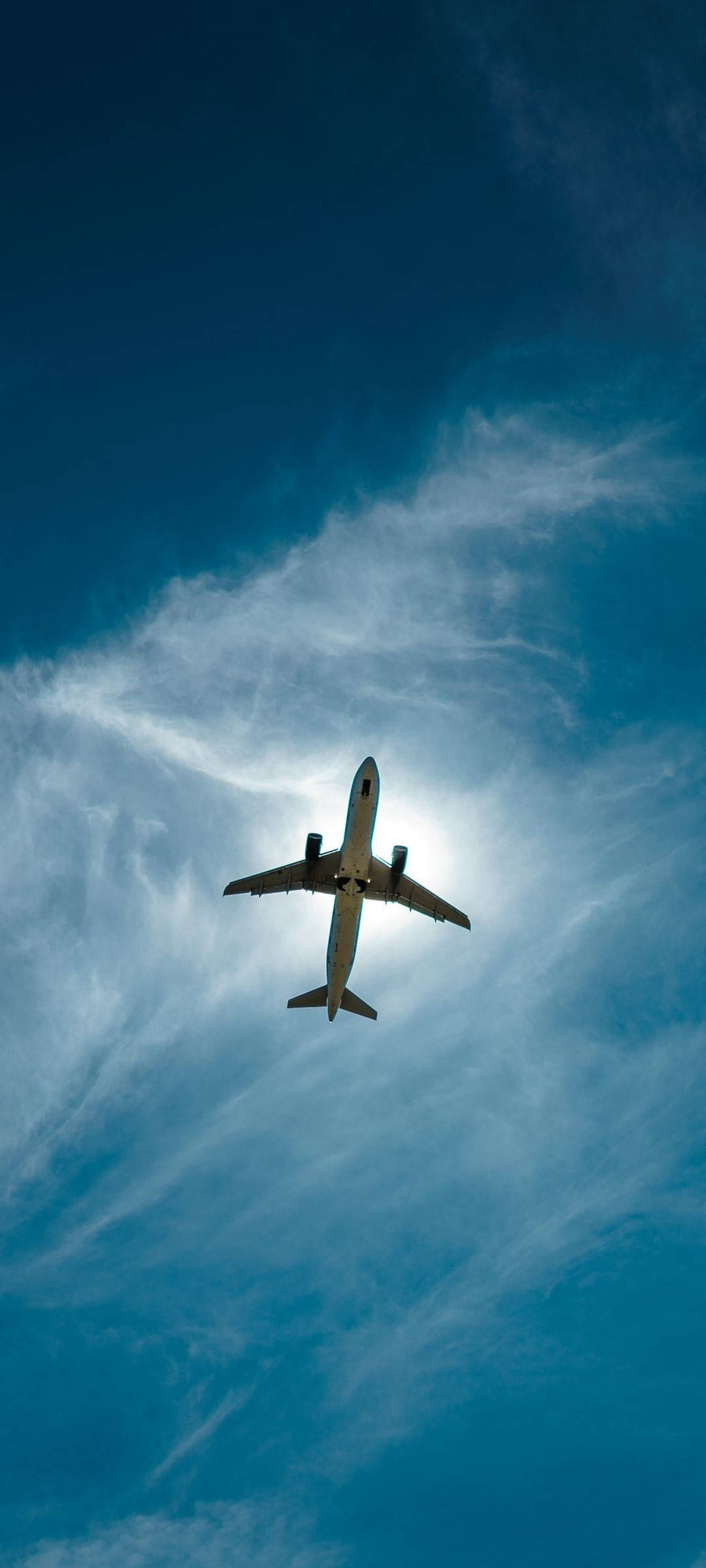 飛機 桌布 壁紙 — 一架商用飛機在藍天白雲中翱翔，天空湛藍，白雲如絲。