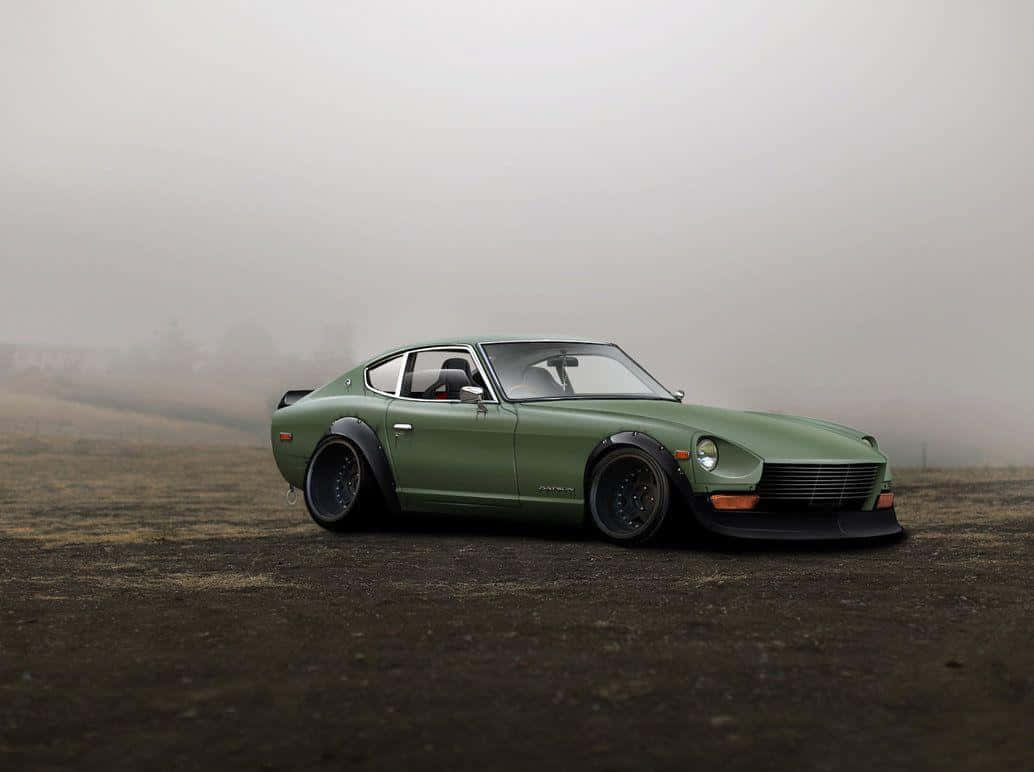 Datsun 桌布 壁紙 — 一架啞光橄欖綠經典跑車獨自停泊在霧氣瀰漫的田野上，帶有柔和的大地色調和漫射光線。